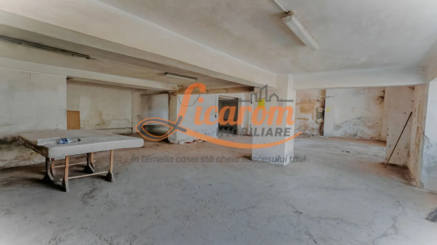 Cladire P+4 Rasnov- Central, IDEAL INVESTITIE. - Licarom Imobiliare propune spre vanzare in zona Centrala Rasnov o CLADIRE P+4 etaje in suprafata de 345 mp pe etaj, avand suprafata totala construita de 1600 mp. Cladirea este construita din caramida in anul 2000 pe structura de cadre de beton si a fost folosita ca si sediu de firma fiind intabulata ca si spatiu comercial. Este pretabila pentru Clinica Medicala,Cladire de birouri,sau spatii hoteliere(pensiune) Constructia este rezistenta si poate fi compartimentata pe nevoile fiecaruia. Cladirea este racordata la utilitati: curent 220 V si 380 V, apa ,canalizare,iar pentru gaz exista proiect pt racordare. Pretul este 165000 euro +TVA. Pentru mai multe relatii si vizionari,nu ezitati sa ne contactati la telefon 0741059397 Consultant imobiliar Calin si 0723985424 Consultant imobiliar Liliana.