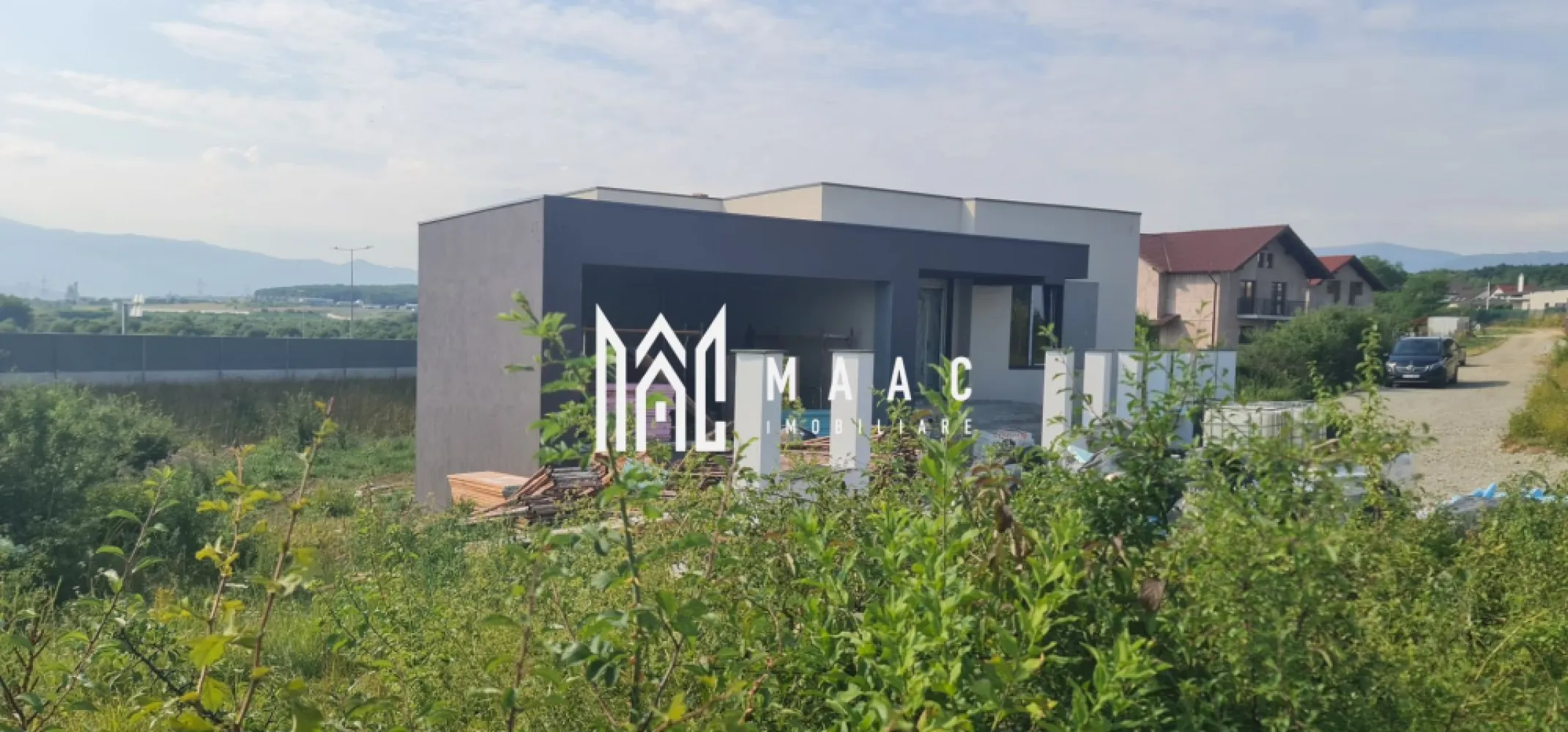 Casă modernă I Șelimbăr I 203 mp utili I teren 500 mp I garaj I COMISION ZERO - Casă Individuală Spațioasă în Șelimbăr – Construcție Nouă, Finisaje Premium, Teren 500 mp + 51 mp cedați pentru lărgirea străzii
Suprafață utilă generoasă de 203 mp, terase de 41,3 mp, garaj propriu, curte individuală, sistem modern de încălzire prin pardoseală cu pompă de căldură.

Proprietatea este amplasată în Șelimbăr, într-o zonă liniștită, cu acces facil către Sibiu. Casa este ideală pentru o familie care își dorește spațiu, confort, intimitate și calitate a construcției, într-o comunitate în plină dezvoltare.

Detalii proprietate:
Teren total: 815 mp
Suprafață utilă: 203 mp
Terase și balcon: 41,3 mp
Regim de înălțime: Demisol/Parter + Etaj

Compartimentare:
Demisol/Parter:
Living – 30,5 mp
Bucătărie – 27,1 mp
Baie – 4,8 mp
Spațiu tehnic – 9,7 mp
Hol – 3,5 mp
Garaj – 36,5 mp
Terasă (ieșire din living) – 19,4 mp

Etaj:
Dormitor 1 – 18,9 mp
Dormitor 2 – 18,8 mp
Dormitor 3 – 17,2 mp
Baie – 6,2 mp
Debara – 5 mp
Hol intrare – 5,5 mp
Hol dormitoare – 7 mp
Balcon comun dormitoare – 15,9 mp
Casa scării – 5,6 mp

Specificații tehnice:
Zidărie portantă – 30 cm
Placă de beton cu izolație cu polistiren 15 cm peste etaj
Termoizolație exterioară cu polistiren de 10 cm și tencuială decorativă
Încălzire prin pardoseală în toată casa
Pompă de căldură performantă – 16 kW
Tâmplărie PVC Salamander – 7 camere, 3 foi de sticlă

Prețuri și variante de achiziție:
350.000 EUR (TVA inclus) – la cheie (finisaje complete, la alegere)

Printr-o simplă estimare, dacă alocăm 100 EUR/mp pentru terenul de 500 mp, rezultă un cost efectiv de aproximativ 1.000 EUR/mp util pentru construcție – un raport excelent, având în vedere calitatea materialelor, suprafața generoasă, dotările tehnice moderne și poziționarea proprietății.

COMISION ZERO la achizitie!

Pentru detalii suplimentare, planuri, consultanță sau programarea unei vizionări, te rugăm să ne contactezi si sa specifici CP2623529.
Proprietate disponibilă imediat, construcție nouă, realizată cu materiale și execuție de calitate superioară.