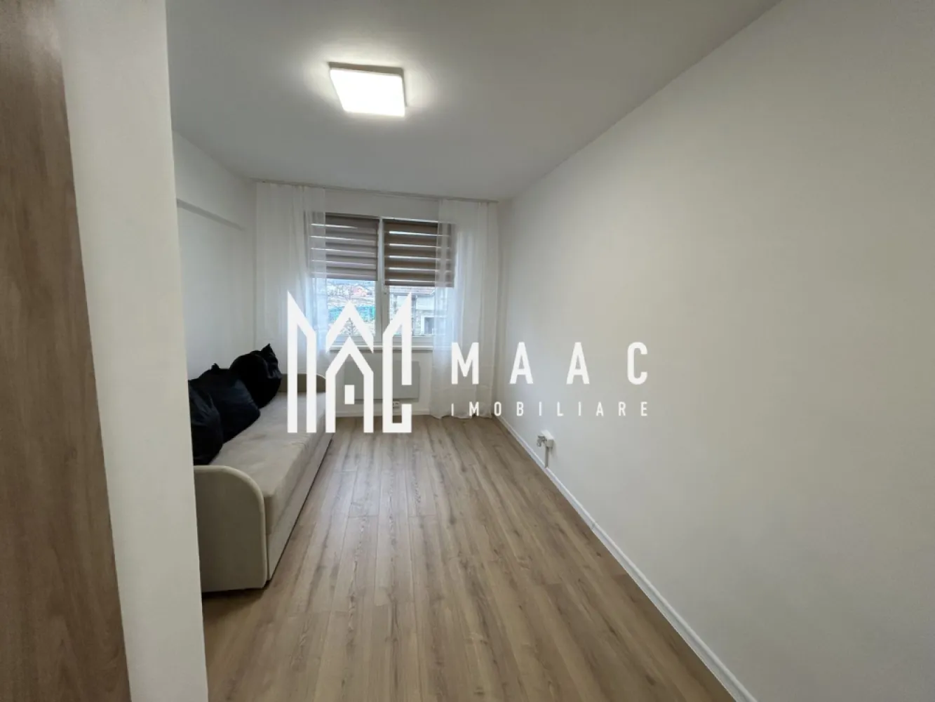 Apartament 1 Camera I Etaj 1 I Renovat I Lazaret - Vă propunem spre vânzare o garsonieră situată la etajul 1 din 4 al unui imobil din zona de Lazaret.

Caracteristici: 
Suprafața:18mp
Etaj:1
Parțial mobilată și utilată
Încălzirea se face prin calorifer electric
Boiler pentru baie
Cabină de duș

Cardoniera a fost complet renovată.

Ideală atât pentru locuința sau poate fi privită ca și investiție 

Pentru mai multe informații și vizionarea: CP2923273