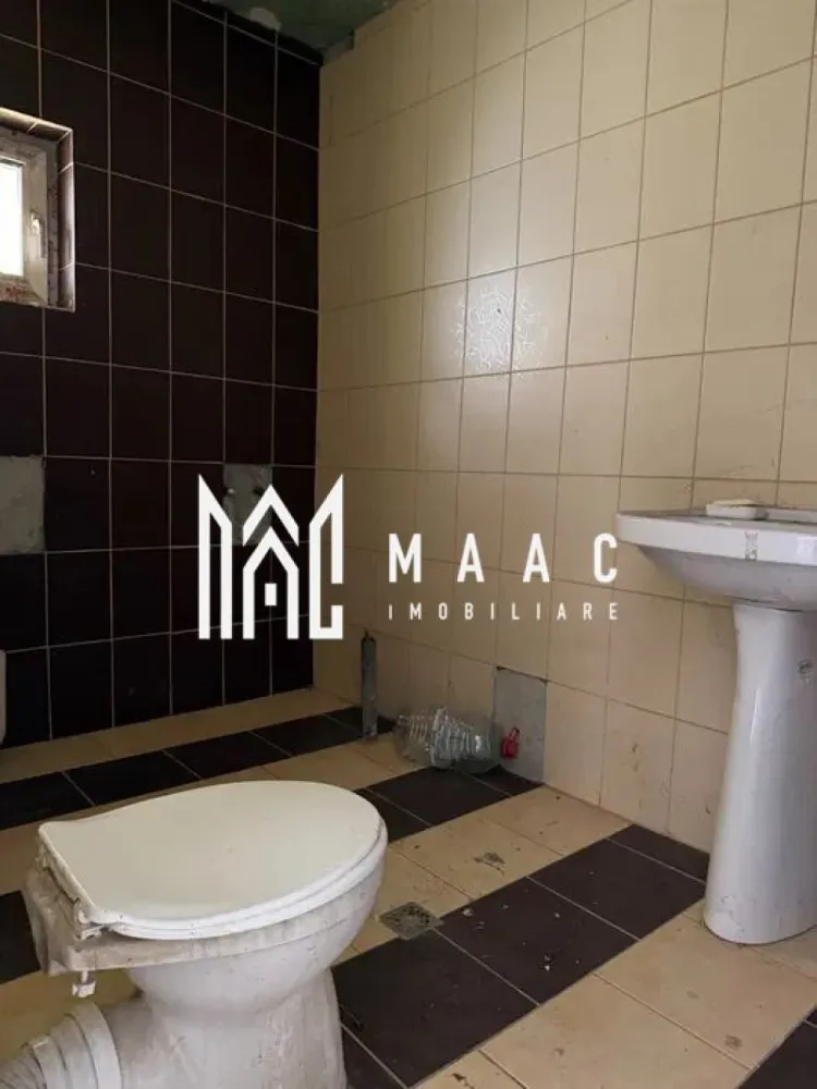 Apartament 3 camere | 60 MPU | Vasile Aaron - MAAC Imobiliare vă prezintă un apartament cu 3 camere, situat în zona Vasile Aaron.

Caracteristici:
Tip proprietate: apartament cu 3 camere
Amplasare: mansardă într-un imobil cu 5 etaje
Suprafață utila: 60 mp

Compartimentare:
Nivelul inferior: living, bucătărie open-space, baie cu geam de aerisire
Nivelul superior: două dormitoare nedecomandate.

Dotări și beneficii:
Centrală termică proprie cu calorifere
Posibilitate de personalizare și amenajare după gusturile și nevoile viitorului proprietar
Apartament cu potențial de investiție și randament ridicat la închiriere.

Localizare:
Acces facil către Shopping City Sibiu, școli, grădinițe, bănci, farmacii, Profi, Penny și spații verzi pentru relaxare.

Pentru mai multe detalii precizati telefonic ca ati vazut anuntul cu ID: CP2805506