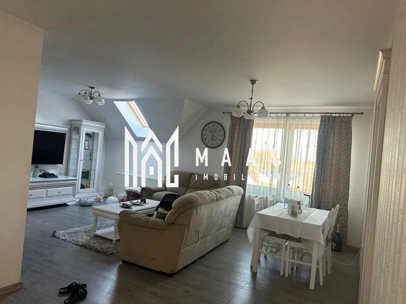 Casa individuala I P+E I 200 MPU I Teren 200mp I Selimbar - MAAC Imobiliare vă propune la vânzare o casă individuală cu regim de înălțime P+E, situată în Șelimbăr, cu o suprafață utilă de 200 mp și teren aferent de 200 mp, o proprietate versatilă, potrivită atât pentru locuință familială, cât și pentru investiție imobiliară sigură. Amplasată într-o zonă liniștită, cu acces facil către principalele puncte de interes, casa oferă confort, funcționalitate și posibilitatea organizării în două unități locative independente datorită accesului separat la etaj.

Imobilul este compartimentat eficient, oferind spații generoase și bine distribuite pe fiecare nivel, ideale pentru o familie extinsă sau pentru închiriere.

Compartimentare:
-Parter: 3 camere, baie, bucătărie
-Etaj (acces separat): 2 camere, living, baie, dressing

Construcția este solidă, realizată cu atenție la detalii, iar finisajele moderne contribuie la un ambient plăcut și actual. Curtea privată oferă potențial de amenajare, fiind un spațiu ideal pentru relaxare sau organizarea unei zone verzi personalizate. Proprietatea beneficiază de utilități complete, ceea ce asigură confortul necesar pentru locuire imediată.

Pentru informații suplimentare și programarea unei vizionări, vă rugăm să ne contactați și să menționați CP2616589 la telefon.