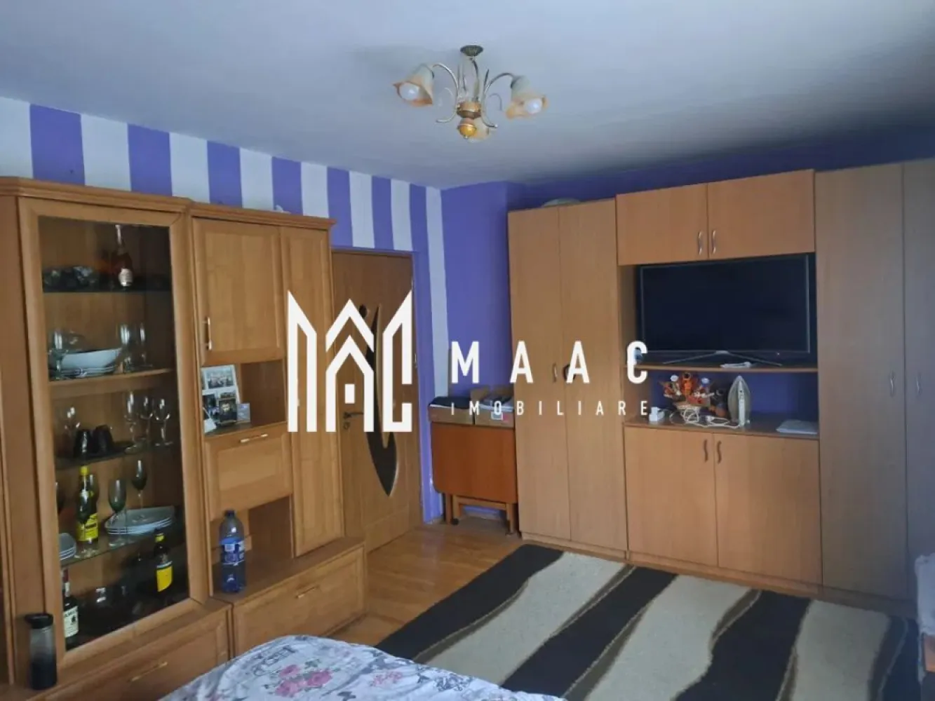 Apartament 2 camere | Parter | Balcon | Pivnita | 64 MPU - MAAC Imobiliare va prezinta un apartament 2 camere decomandat situat la parter – Zona Ștefan cel Mare.

Caracteristici:
Tip apartament: 2 camere, total decomandat
Suprafață utilă: 64 mp
Suprafață totală: 69 mp
Etaj: Parter din 4
Balcon: 5 mp
Pivnita: aproximativ 10 mp cu rafturi de depozitare

Compartimentare:
Living generos, dormitor confortabil, bucătărie separată, extinsă, baie cu cadă și geam pentru aerisire naturală, hol de intrare cu acces facil către toate camerele si balcon de 5 mp.

Notă: Inițial apartamentul dispunea de 2 băi, dar una dintre ele a fost desființată pentru extinderea bucătăriei.

Dotări și finisaje:
Centrală termică proprie cu calorifere 
Se vinde parțial mobilat – rămâne mobilierul de bucătărie
Posibilitate de preluare integrală a mobilierului, în funcție de înțelegere
Zonă cu acces rapid la mijloace de transport în comun
Apropiere de școli, grădinițe, supermarketuri, spitale, parcuri și zone comerciale

Pentru mai multe detalii precizati telefonic ca ati vazut anuntul cu ID: CP2616425