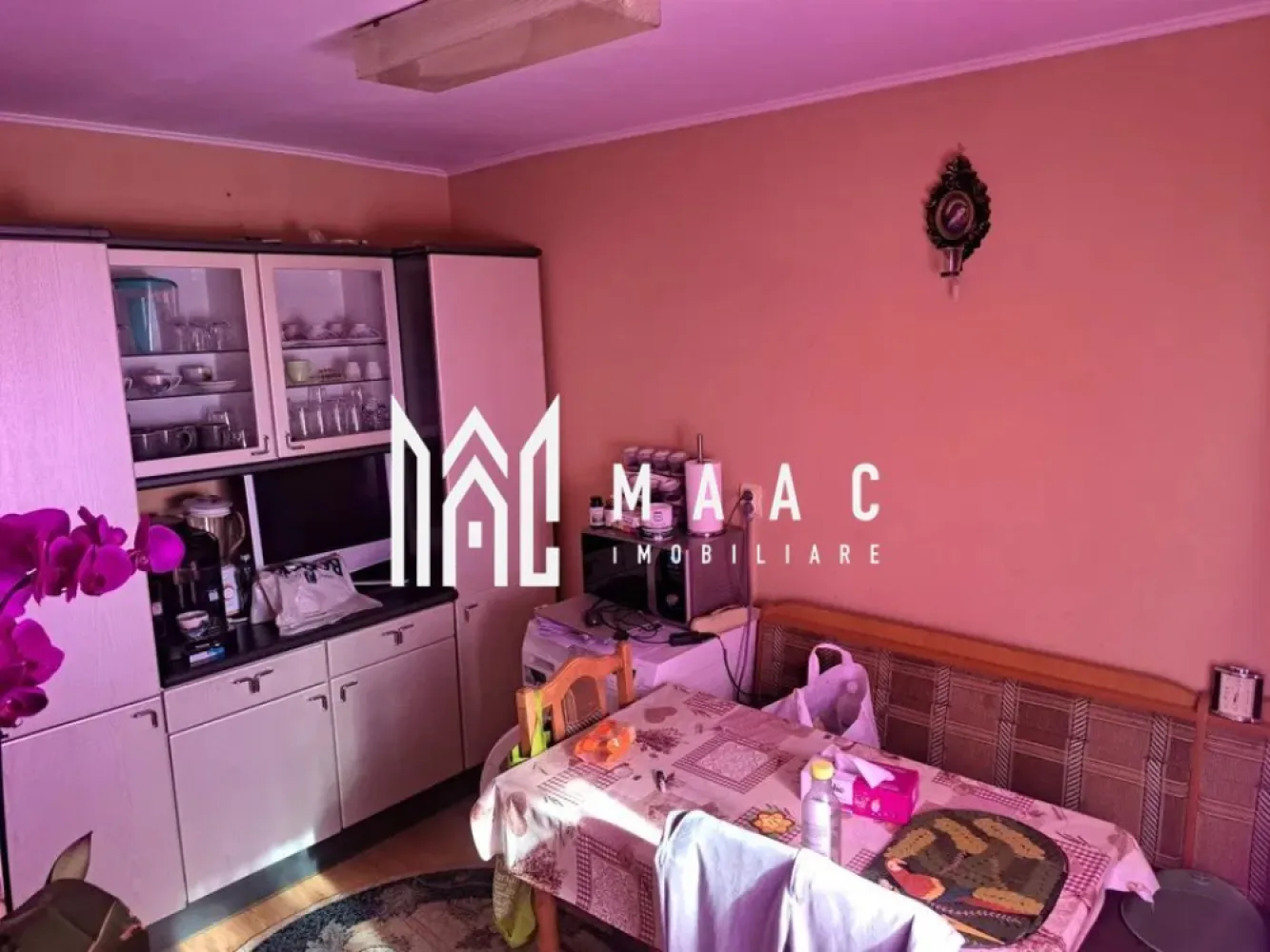 Apartament 2 camere | Parter | Balcon | Pivnita | 64 MPU - MAAC Imobiliare va prezinta un apartament 2 camere decomandat situat la parter – Zona Ștefan cel Mare.

Caracteristici:
Tip apartament: 2 camere, total decomandat
Suprafață utilă: 64 mp
Suprafață totală: 69 mp
Etaj: Parter din 4
Balcon: 5 mp
Pivnita: aproximativ 10 mp cu rafturi de depozitare

Compartimentare:
Living generos, dormitor confortabil, bucătărie separată, extinsă, baie cu cadă și geam pentru aerisire naturală, hol de intrare cu acces facil către toate camerele si balcon de 5 mp.

Notă: Inițial apartamentul dispunea de 2 băi, dar una dintre ele a fost desființată pentru extinderea bucătăriei.

Dotări și finisaje:
Centrală termică proprie cu calorifere 
Se vinde parțial mobilat – rămâne mobilierul de bucătărie
Posibilitate de preluare integrală a mobilierului, în funcție de înțelegere
Zonă cu acces rapid la mijloace de transport în comun
Apropiere de școli, grădinițe, supermarketuri, spitale, parcuri și zone comerciale

Pentru mai multe detalii precizati telefonic ca ati vazut anuntul cu ID: CP2616425