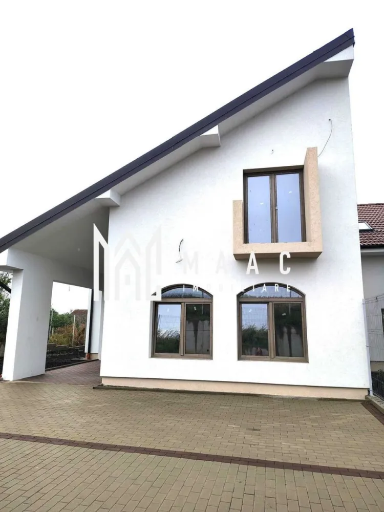 Casa Rezidentiala | 5 Camere | 172 Mp | Șura Mică - MAAC Imobiliare vă prezintă Casa C1, o locuință individuală P+M, situată într-o zonă centrală și liniștită din Șura Mică, cu acces direct din DJ106B și drum privat propriu.

 Suprafață teren: 481.99 mp
 Amprentă la sol: 118.21 mp
 Suprafață utilă: 171.97 mp
 Teren liber: 267.4 mp
 Terasa acoperită: 15.92 mp
 Front stradal: 5.09 m
 2 locuri de parcare pavate în curtea din față
 Zonă BBQ pavata în curtea din spate

- Poziționare excelentă: priveliște superbă, zonă verde, intimitate maximă
- În apropiere: stație de autobuz, școală gimnazială, sală/teren sport

🏠 Compartimentare:
Parter:

Terasă acoperită: 15.92 mp

Hol: 5.45 mp
Baie: 8.62 mp
Living + bucătărie open-space: 48.69 mp
Dressing: 6.38 mp
Cameră: 19.36 mp

Scară de acces mansardă

Mansardă:

Hol: 8.65 mp
2 băi (4.79 mp și 6.64 mp)
Dressing: 4.41 mp
3 dormitoare (21.92 mp, 17.44 mp, 19.62 mp)

Înălțime utilă etaj: între 1.69 m – 3.10 m

 Dotări și finisaje (semifinisată):

Centrală termică pe gaz Ferroli

Încălzire în pardoseală Viega la parter, radiatoare aluminiu la etaj

Instalație electrică completă (curenți tari/trifazic și slabi), sanitară (fără obiecte sanitare)

Ușă metalică la intrare

Tâmplărie Salamander cu 7 camere și geam triplu termoizolant, feronerie Rotto

Izolație exterioară cu polistiren de 10 cm

Pereți tencuiți, șapă mecanizată, fațadă decorativă

Acoperiș cu țiglă ceramică, scări din beton

Contoare individuale (apă, electric, gaz) la limita proprietății

Împrejmuire individuală pentru intimitate

Rețea electrică nouă, post de transformare propriu

 Casă nou construită în anul 2025, optimizată pentru confortul unei familii, cu acces rapid către Sibiu.

📞 Pentru detalii suplimentare, informații și programarea unei vizionări, vă rugăm să ne contactați menționând ID:CP2615568