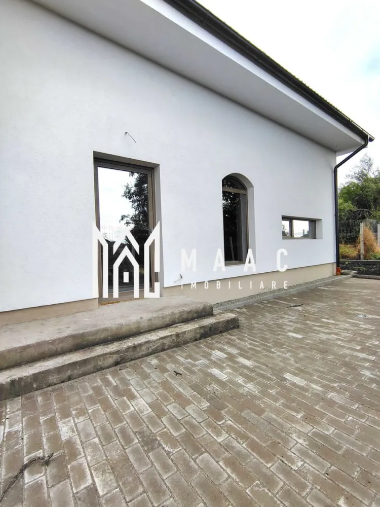 Casa Rezidentiala | 5 Camere | 172 Mp | Șura Mică - MAAC Imobiliare vă prezintă Casa C1, o locuință individuală P+M, situată într-o zonă centrală și liniștită din Șura Mică, cu acces direct din DJ106B și drum privat propriu.

 Suprafață teren: 481.99 mp
 Amprentă la sol: 118.21 mp
 Suprafață utilă: 171.97 mp
 Teren liber: 267.4 mp
 Terasa acoperită: 15.92 mp
 Front stradal: 5.09 m
 2 locuri de parcare pavate în curtea din față
 Zonă BBQ pavata în curtea din spate

- Poziționare excelentă: priveliște superbă, zonă verde, intimitate maximă
- În apropiere: stație de autobuz, școală gimnazială, sală/teren sport

🏠 Compartimentare:
Parter:

Terasă acoperită: 15.92 mp

Hol: 5.45 mp
Baie: 8.62 mp
Living + bucătărie open-space: 48.69 mp
Dressing: 6.38 mp
Cameră: 19.36 mp

Scară de acces mansardă

Mansardă:

Hol: 8.65 mp
2 băi (4.79 mp și 6.64 mp)
Dressing: 4.41 mp
3 dormitoare (21.92 mp, 17.44 mp, 19.62 mp)

Înălțime utilă etaj: între 1.69 m – 3.10 m

 Dotări și finisaje (semifinisată):

Centrală termică pe gaz Ferroli

Încălzire în pardoseală Viega la parter, radiatoare aluminiu la etaj

Instalație electrică completă (curenți tari/trifazic și slabi), sanitară (fără obiecte sanitare)

Ușă metalică la intrare

Tâmplărie Salamander cu 7 camere și geam triplu termoizolant, feronerie Rotto

Izolație exterioară cu polistiren de 10 cm

Pereți tencuiți, șapă mecanizată, fațadă decorativă

Acoperiș cu țiglă ceramică, scări din beton

Contoare individuale (apă, electric, gaz) la limita proprietății

Împrejmuire individuală pentru intimitate

Rețea electrică nouă, post de transformare propriu

 Casă nou construită în anul 2025, optimizată pentru confortul unei familii, cu acces rapid către Sibiu.

📞 Pentru detalii suplimentare, informații și programarea unei vizionări, vă rugăm să ne contactați menționând ID:CP2615568