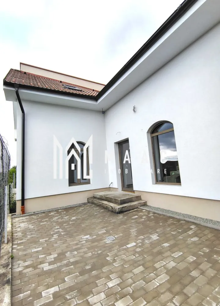 Casa Rezidentiala |5 Camere | Parcare |Sura Mica - MACC IMOBILIARE vă oferă spre vânzare 
Casa C2 este o locuință cuplată tip P+M, ideală pentru o familie care caută echilibru între spațiu, confort și intimitate.

- Teren total: 328,93 mp
- Amprentă la sol: 113,08 mp
- Teren liber: ~119,5 mp
- 2 locuri de parcare pavate în curte (față)
-Zonă BBQ pavata în curtea din spate
- Acces pe drum privat propriu
- Front stradal: 9,8 m

 Compartimentare interioară – 156,29 mp utili:

Parter:

Hol – 14,89 mp
Cameră de zi – 39,85 mp
Bucătărie – 10,57 mp (open-space cu livingul)
Cameră – 16,5 mp
Baie – 6,71 mp
Scară interioară de acces mansardă

Mansardă:

Hol – 17,26 mp
Baie – 5,08 mp
Birou – 10,17 mp
Dormitor 1 – 17,14 mp
Dormitor 2 – 18,12 mp

 Înălțime utilă etaj: de la 1,69 m la 3,10 m

 Caracteristici și dotări – Casa C2, construcție nouă 2025, semifinisată:

Centrală termică pe gaz Ferroli

Încălzire în pardoseală Viega la parter

Radiatoare de aluminiu la mansardă

Instalații electrice complete (curenți tari și slabi, tablou electric trifazic)

Instalație sanitară completă (fără obiecte sanitare)

Infrastructură pentru termostate

 Ușă metalică la intrare
Tâmplărie termoizolantă Salamander (7 camere), geamuri mari, triplu vitraj (3 foi sticlă, garnituri izolante, Low-E), feronerie Roto

- Pereți tencuiți, șapă mecanizată
- Fațade cu tencuială decorativă
- Acoperiș din țiglă ceramică
- Scări din beton
- Terasă acoperită și pavata

 Contoare individuale montate la limita proprietății (apă, gaz, electricitate)
-Rețea electrică nouă + post de transformare propriu
-Împrejmuire individuală – intimitate față de vecini

 Avantaje cheie:
- Compartimentare modernă și funcțională
- Lumină naturală din abundență
- Intimitate și confort optim pentru o familie
- Acces rapid spre orașul Sibiu

 Finalizare în 2025 – livrare semifinisată, pregătită pentru personalizarea finisajelor