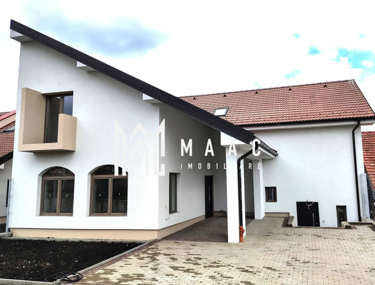 Casa 7 Camere | 418 MP | Șura Mică - MAAC Imobiliare vă propune spre vânzare o casă individuală tip C4, amplasată pe un teren generos de 418,71 mp, într-o zonă liniștită, cu acces facil către orașul Sibiu. Această proprietate este ideală pentru o familie care caută spațiu, intimitate și confort.

🏡 Detalii generale:
Regim de înălțime: D+P+M (Demisol + Parter + Mansardă)

Suprafață utilă: 216,61 mp
Amprentă la sol: 145,21 mp

Teren liber: 177,12 mp
Front stradal: 13,2 m

2 locuri de parcare pavate în curtea din față
Loc BBQ în curtea din spate

Terasă acoperită: 13,98 mp

Acces privat pe drum propriu

Compartimentare:

 Demisol (parțial):
Acces din exterior

Pivniță/depozitare – 15,41 mp
Înălțime utilă: 4,42 m

- Parter:
Terasă acoperită – 13,98 mp

Hol – 5,23 mp
Baie – 6,42 mp
Dressing – 6,11 mp
Living + bucătărie open-space – 49,55 mp

Birou – 10,81 mp
Cameră – 19,36 mp

Scară acces mansardă
Înălțime utilă: 2,97 m

- Mansardă:
Hol – 11,83 mp

2 băi (7,31 mp și 8,82 mp)
Dressing – 5,96 mp

4 dormitoare spațioase:

Dormitor 1 – 17,38 mp
Dormitor 2 – 17,07 mp
Dormitor 3 – 14,96 mp
Dormitor 4 – 23,61 mp

Înălțime utilă: între 1,69 m și 3,10 m

Dotări și finisaje (semifinisată):
Centrală termică pe gaz Ferroli

Încălzire în pardoseală la parter, radiatoare de aluminiu la mansardă
Instalație electrică trifazică + curenți slabi, tablou electric
Instalație sanitară completă (fără obiecte sanitare)
Infrastructură cablată pentru termostate

Ușă metalică la intrare

Tâmplărie termoizolantă Salamander – 7 camere, geam triplu, Low-e, feronerie Rotto
Izolație fonică și termică excelentă
Pereți tencuiți, pardoseli cu șapă mecanizată
Fațade cu tencuială decorativă
Acoperiș cu țiglă ceramică
Scări din beton

Curte pavată, împrejmuire individuală
Contoare individuale (apă, curent, gaz)
Rețea electrică nouă cu post de transformare propriu

✅ Beneficii:
Construcție nouă 2025

Compartimentare ideală pentru familii
Lumină naturală din abundență

Locație liniștită, cu acces rapid la Sibiu

Intimitate totală datorită împrejmuirii și poziționării

📞 Pentru mai multe detalii, programarea unei vizionări sau identificarea proprietății în baza noastră de date, te rugăm să ne contactezi menționând ID:CP2615562