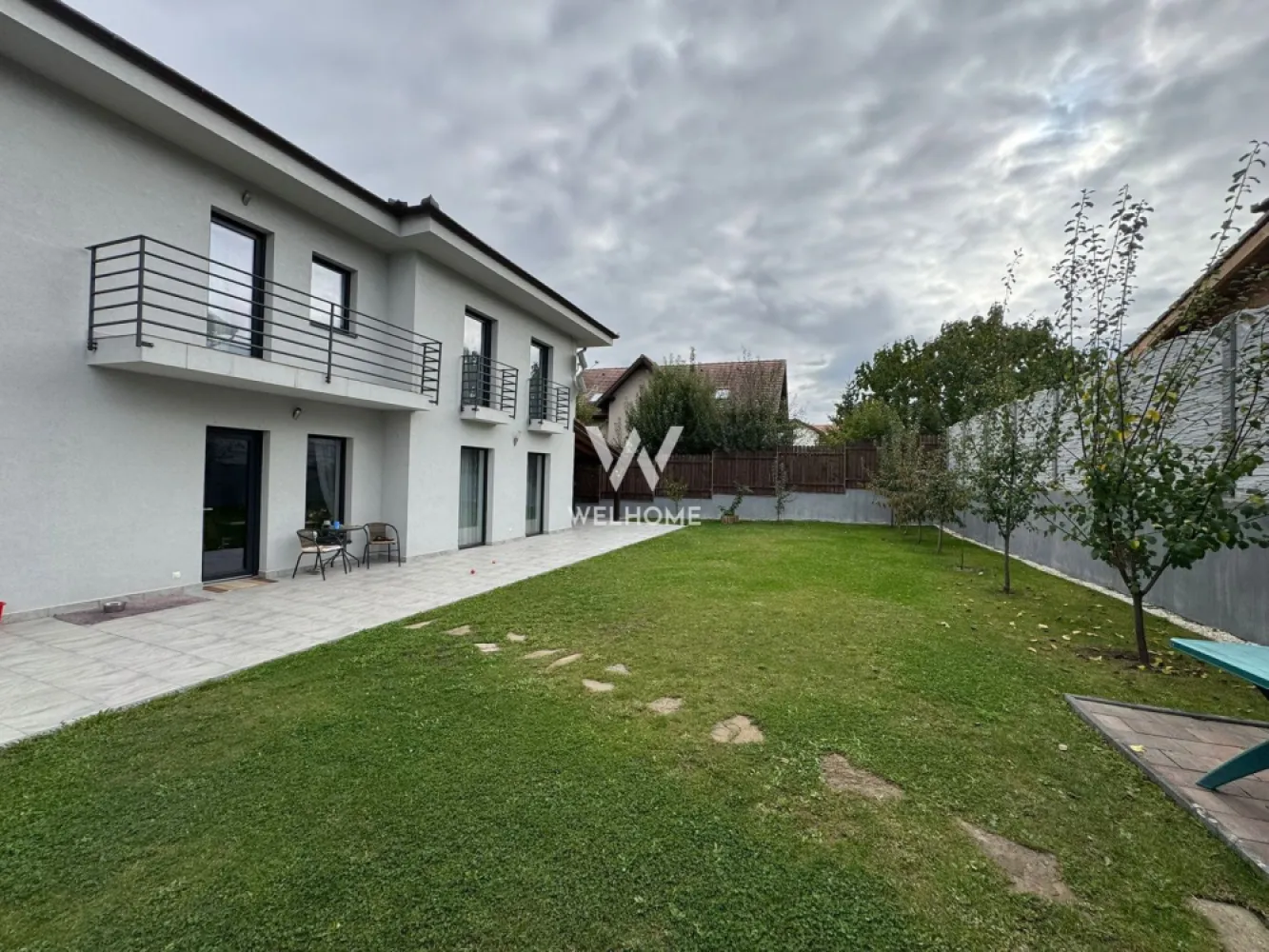 Casa superba , 5 camere si garaj ,Sura Mica, Sibiu - Casa moderna cu terasa , 2 balcoane si garaj cu 2 locuri de parcare la 9 km de Sibiu, intr-o zona aerisita de case .
Compartimentare este perfecta pentru familie numeroasa avand 5 camere dintre care un dormitor in zona de parter , livingul si bucataria inchisa .Tot in zona de jos avem garajul de 31.34 mp cu 2 locuri de parcare .
La etaj ne intampina cele 3 dormitoare spatioase si luminoase dintre care 2 cu iesire pe balcon si unul cu iesire pe terasa de 37 mp. Casa dispune de pod.
Imobilul este modern, amenajata cu materiale de inalta calitate , caramida porotherm 30 , izolatie cu vata bazaltica , geamuri termopan , usi de interior si exterior .Incalzirea se face prin pardoseala cu centrala termica .
Casa se vinde mobilata si utilata , bucataria cu mobila de calitate si electrocasnice , cele 3 bai dotate cu elemente sanitare .
Curtea generoasa cu gazon si pomisori decorativi creeaza un spatiu perfect pentru relaxare .

Pret : 408.000 euro