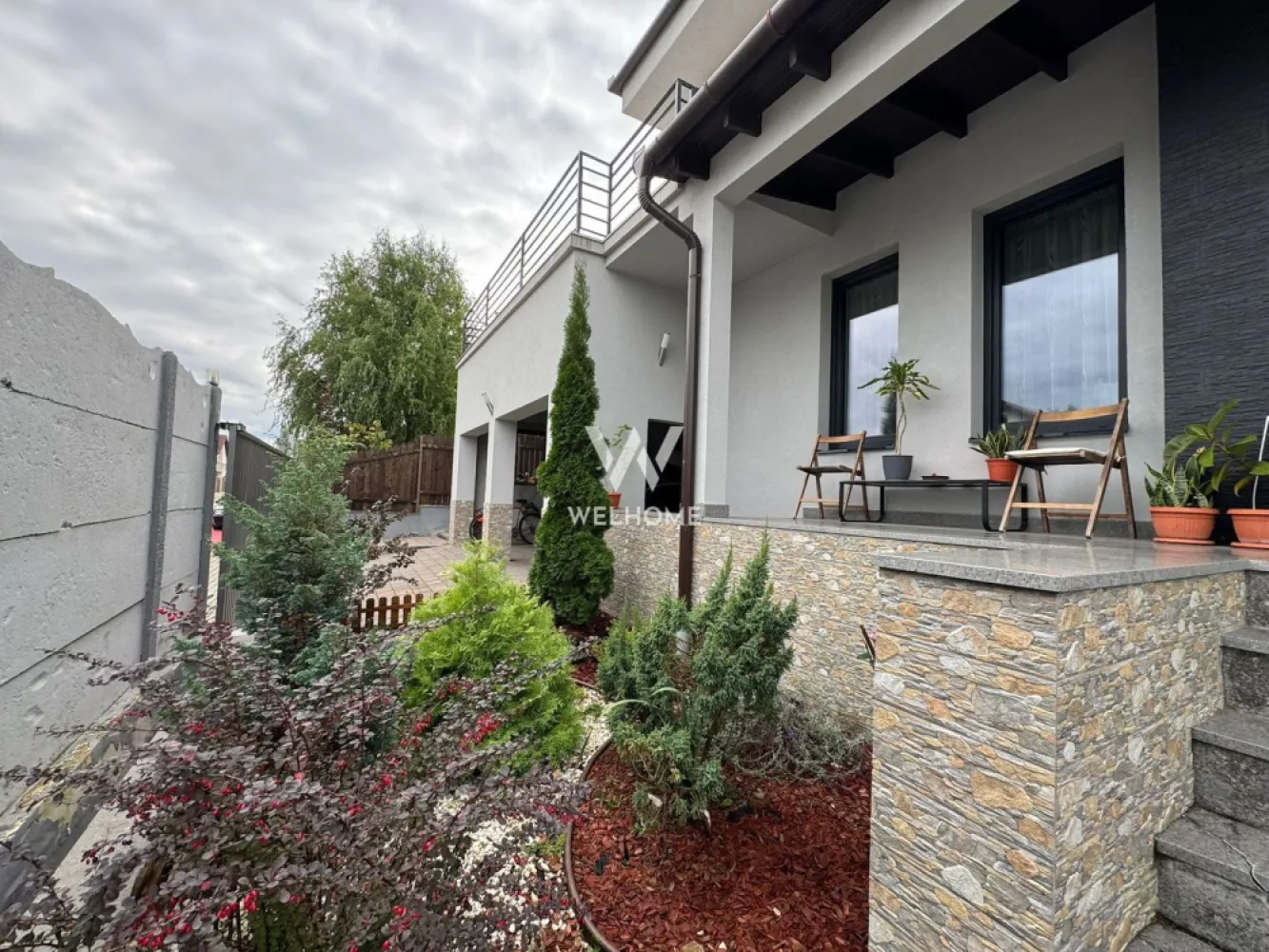 Casa superba , 5 camere si garaj ,Sura Mica, Sibiu - Casa moderna cu terasa , 2 balcoane si garaj cu 2 locuri de parcare la 9 km de Sibiu, intr-o zona aerisita de case .
Compartimentare este perfecta pentru familie numeroasa avand 5 camere dintre care un dormitor in zona de parter , livingul si bucataria inchisa .Tot in zona de jos avem garajul de 31.34 mp cu 2 locuri de parcare .
La etaj ne intampina cele 3 dormitoare spatioase si luminoase dintre care 2 cu iesire pe balcon si unul cu iesire pe terasa de 37 mp. Casa dispune de pod.
Imobilul este modern, amenajata cu materiale de inalta calitate , caramida porotherm 30 , izolatie cu vata bazaltica , geamuri termopan , usi de interior si exterior .Incalzirea se face prin pardoseala cu centrala termica .
Casa se vinde mobilata si utilata , bucataria cu mobila de calitate si electrocasnice , cele 3 bai dotate cu elemente sanitare .
Curtea generoasa cu gazon si pomisori decorativi creeaza un spatiu perfect pentru relaxare .

Pret : 408.000 euro