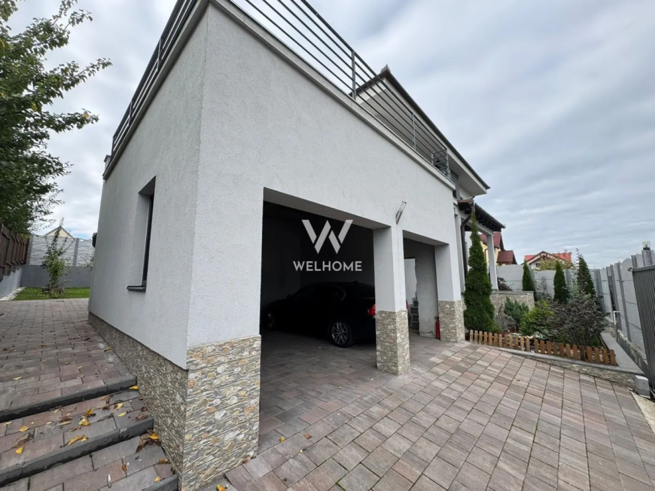 Casa superba , 5 camere si garaj ,Sura Mica, Sibiu - Casa moderna cu terasa , 2 balcoane si garaj cu 2 locuri de parcare la 9 km de Sibiu, intr-o zona aerisita de case .
Compartimentare este perfecta pentru familie numeroasa avand 5 camere dintre care un dormitor in zona de parter , livingul si bucataria inchisa .Tot in zona de jos avem garajul de 31.34 mp cu 2 locuri de parcare .
La etaj ne intampina cele 3 dormitoare spatioase si luminoase dintre care 2 cu iesire pe balcon si unul cu iesire pe terasa de 37 mp. Casa dispune de pod.
Imobilul este modern, amenajata cu materiale de inalta calitate , caramida porotherm 30 , izolatie cu vata bazaltica , geamuri termopan , usi de interior si exterior .Incalzirea se face prin pardoseala cu centrala termica .
Casa se vinde mobilata si utilata , bucataria cu mobila de calitate si electrocasnice , cele 3 bai dotate cu elemente sanitare .
Curtea generoasa cu gazon si pomisori decorativi creeaza un spatiu perfect pentru relaxare .

Pret : 408.000 euro