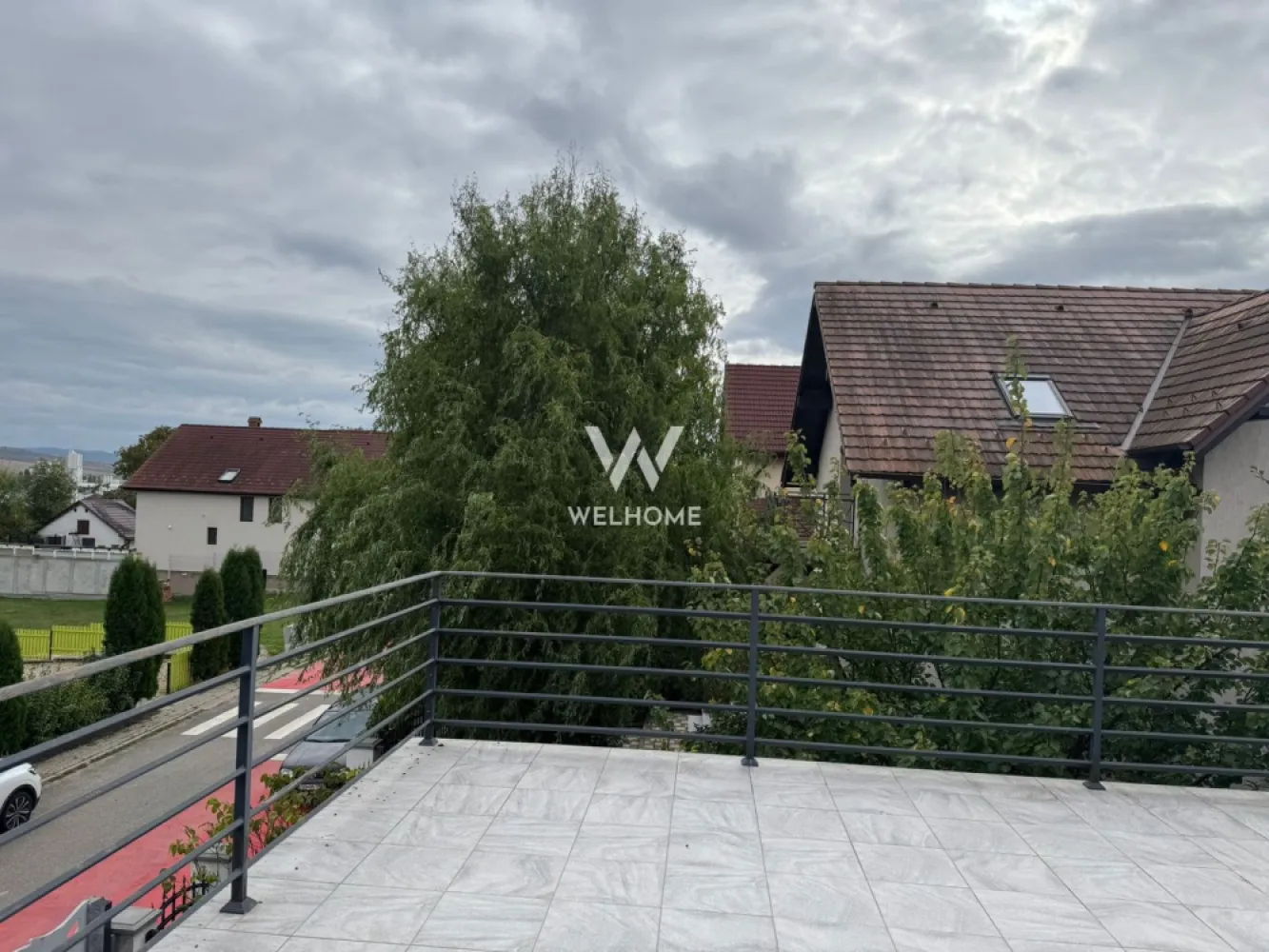 Casa superba , 5 camere si garaj ,Sura Mica, Sibiu - Casa moderna cu terasa , 2 balcoane si garaj cu 2 locuri de parcare la 9 km de Sibiu, intr-o zona aerisita de case .
Compartimentare este perfecta pentru familie numeroasa avand 5 camere dintre care un dormitor in zona de parter , livingul si bucataria inchisa .Tot in zona de jos avem garajul de 31.34 mp cu 2 locuri de parcare .
La etaj ne intampina cele 3 dormitoare spatioase si luminoase dintre care 2 cu iesire pe balcon si unul cu iesire pe terasa de 37 mp. Casa dispune de pod.
Imobilul este modern, amenajata cu materiale de inalta calitate , caramida porotherm 30 , izolatie cu vata bazaltica , geamuri termopan , usi de interior si exterior .Incalzirea se face prin pardoseala cu centrala termica .
Casa se vinde mobilata si utilata , bucataria cu mobila de calitate si electrocasnice , cele 3 bai dotate cu elemente sanitare .
Curtea generoasa cu gazon si pomisori decorativi creeaza un spatiu perfect pentru relaxare .

Pret : 408.000 euro
