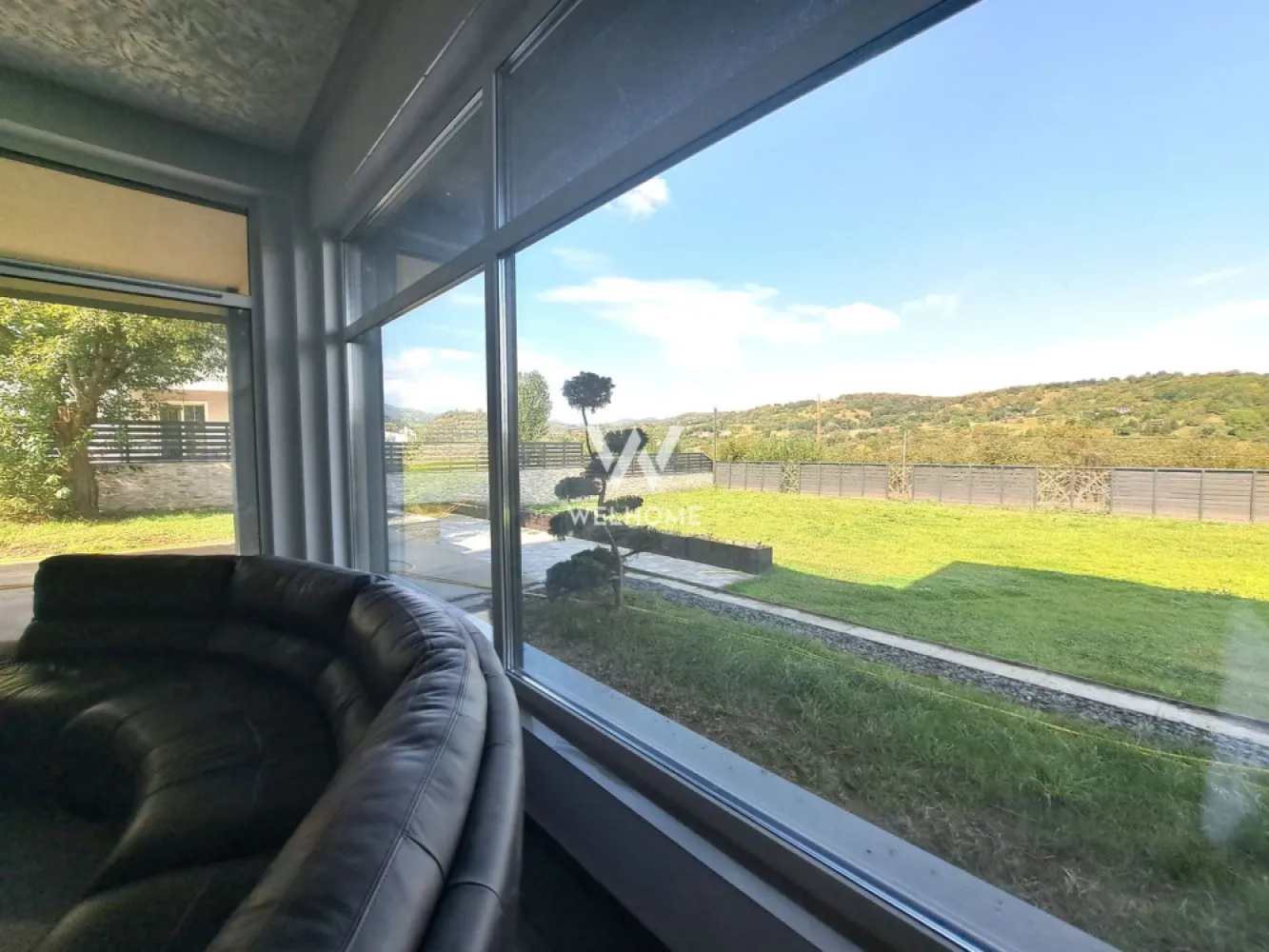 Casa cu piscina interioara si priveliste catre Cetatea Cisnadioarei - Casa NOUA, individuala stil modern, amenajata, pozitie superba - Sibiu, Cisnadie/Cisnadioara
Vine cu un TEREN DE 1200 mp si are o suprafata utila de 240 mp. 

Casa moderna, design futurist - cu piscina interioara si teren generos - intimitate, confort, maxim wiew
Compartimentare (VEZI SCHITE):
PARTER: - hol, baie, garaj, lavanderie, spatiu depozit, piscina, living cu dinning si bucatarie, terasa barbeque
 ETAJ: - 4 dormitoare, dintre care unul cu baie proprie, hol, baie, balcon si o terasa circulabila.
Garajul cu acces direct in holul casei
Piscina interioara, cu dimensiuni considerabile - 50 mp, o putem defini un "Lux" personal

Teren/Curte: poate mai mult decat iti poti dori! Suficient spatiu pentru masini personale/oaspeti, terasa acoperita ( grill in orice sezon) - momente relaxante cu familia sau prieteni. Teren terasat, vegetatie tanara, poti personaliza aceasta proprietate, dupa stilul de viata

PRET: 550.000 Eur + TVA ,COMISION ZERO
Cash sau credit bancar