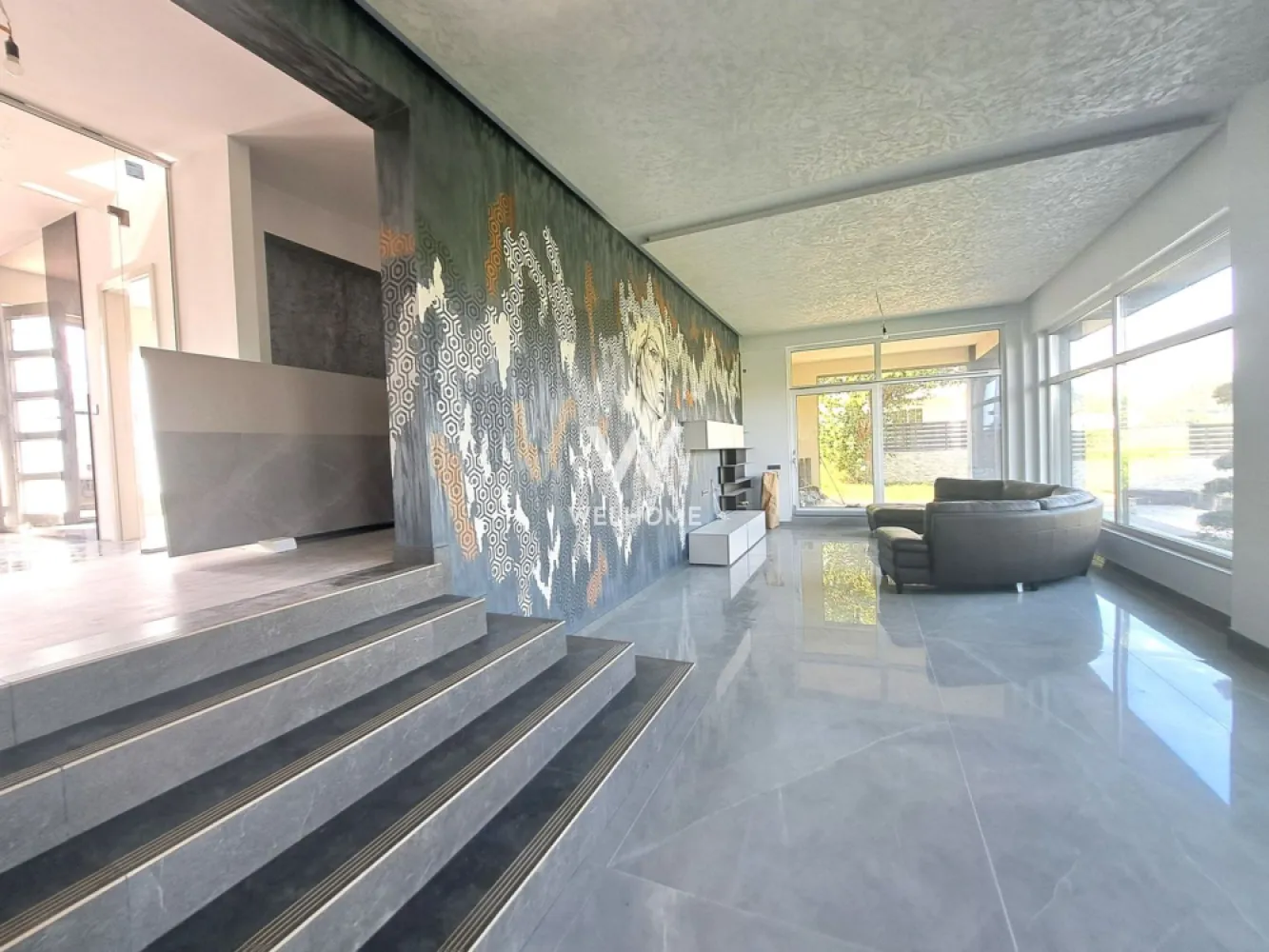 Casa cu piscina interioara si priveliste catre Cetatea Cisnadioarei - Casa NOUA, individuala stil modern, amenajata, pozitie superba - Sibiu, Cisnadie/Cisnadioara
Vine cu un TEREN DE 1200 mp si are o suprafata utila de 240 mp. 

Casa moderna, design futurist - cu piscina interioara si teren generos - intimitate, confort, maxim wiew
Compartimentare (VEZI SCHITE):
PARTER: - hol, baie, garaj, lavanderie, spatiu depozit, piscina, living cu dinning si bucatarie, terasa barbeque
 ETAJ: - 4 dormitoare, dintre care unul cu baie proprie, hol, baie, balcon si o terasa circulabila.
Garajul cu acces direct in holul casei
Piscina interioara, cu dimensiuni considerabile - 50 mp, o putem defini un "Lux" personal

Teren/Curte: poate mai mult decat iti poti dori! Suficient spatiu pentru masini personale/oaspeti, terasa acoperita ( grill in orice sezon) - momente relaxante cu familia sau prieteni. Teren terasat, vegetatie tanara, poti personaliza aceasta proprietate, dupa stilul de viata

PRET: 550.000 Eur + TVA ,COMISION ZERO
Cash sau credit bancar