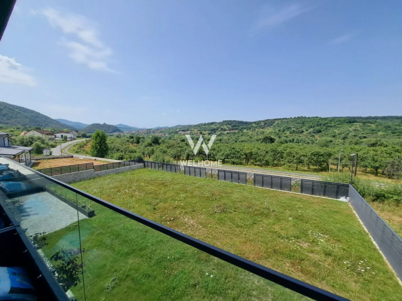 Casa cu piscina interioara si priveliste catre Cetatea Cisnadioarei - Casa NOUA, individuala stil modern, amenajata, pozitie superba - Sibiu, Cisnadie/Cisnadioara
Vine cu un TEREN DE 1200 mp si are o suprafata utila de 240 mp. 

Casa moderna, design futurist - cu piscina interioara si teren generos - intimitate, confort, maxim wiew
Compartimentare (VEZI SCHITE):
PARTER: - hol, baie, garaj, lavanderie, spatiu depozit, piscina, living cu dinning si bucatarie, terasa barbeque
 ETAJ: - 4 dormitoare, dintre care unul cu baie proprie, hol, baie, balcon si o terasa circulabila.
Garajul cu acces direct in holul casei
Piscina interioara, cu dimensiuni considerabile - 50 mp, o putem defini un "Lux" personal

Teren/Curte: poate mai mult decat iti poti dori! Suficient spatiu pentru masini personale/oaspeti, terasa acoperita ( grill in orice sezon) - momente relaxante cu familia sau prieteni. Teren terasat, vegetatie tanara, poti personaliza aceasta proprietate, dupa stilul de viata

PRET: 550.000 Eur + TVA ,COMISION ZERO
Cash sau credit bancar