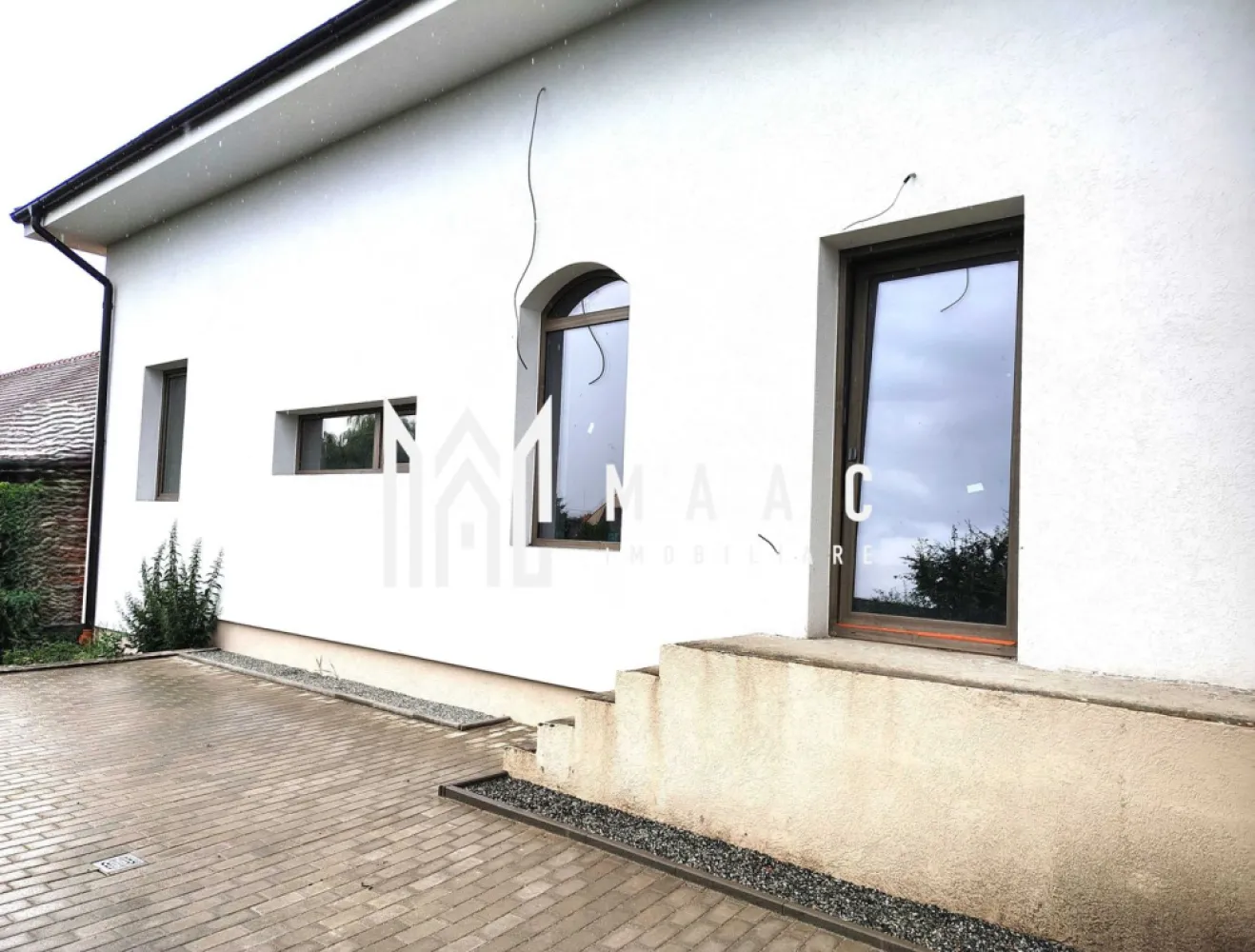 Casa 7 Camere | 418 MP | Șura Mică - MAAC Imobiliare vă propune spre vânzare o casă individuală tip C4, amplasată pe un teren generos de 418,71 mp, într-o zonă liniștită, cu acces facil către orașul Sibiu. Această proprietate este ideală pentru o familie care caută spațiu, intimitate și confort.

🏡 Detalii generale:
Regim de înălțime: D+P+M (Demisol + Parter + Mansardă)

Suprafață utilă: 216,61 mp
Amprentă la sol: 145,21 mp

Teren liber: 177,12 mp
Front stradal: 13,2 m

2 locuri de parcare pavate în curtea din față
Loc BBQ în curtea din spate

Terasă acoperită: 13,98 mp

Acces privat pe drum propriu

Compartimentare:

 Demisol (parțial):
Acces din exterior

Pivniță/depozitare – 15,41 mp
Înălțime utilă: 4,42 m

- Parter:
Terasă acoperită – 13,98 mp

Hol – 5,23 mp
Baie – 6,42 mp
Dressing – 6,11 mp
Living + bucătărie open-space – 49,55 mp

Birou – 10,81 mp
Cameră – 19,36 mp

Scară acces mansardă
Înălțime utilă: 2,97 m

- Mansardă:
Hol – 11,83 mp

2 băi (7,31 mp și 8,82 mp)
Dressing – 5,96 mp

4 dormitoare spațioase:

Dormitor 1 – 17,38 mp
Dormitor 2 – 17,07 mp
Dormitor 3 – 14,96 mp
Dormitor 4 – 23,61 mp

Înălțime utilă: între 1,69 m și 3,10 m

Dotări și finisaje (semifinisată):
Centrală termică pe gaz Ferroli

Încălzire în pardoseală la parter, radiatoare de aluminiu la mansardă
Instalație electrică trifazică + curenți slabi, tablou electric
Instalație sanitară completă (fără obiecte sanitare)
Infrastructură cablată pentru termostate

Ușă metalică la intrare

Tâmplărie termoizolantă Salamander – 7 camere, geam triplu, Low-e, feronerie Rotto
Izolație fonică și termică excelentă
Pereți tencuiți, pardoseli cu șapă mecanizată
Fațade cu tencuială decorativă
Acoperiș cu țiglă ceramică
Scări din beton

Curte pavată, împrejmuire individuală
Contoare individuale (apă, curent, gaz)
Rețea electrică nouă cu post de transformare propriu

✅ Beneficii:
Construcție nouă 2025

Compartimentare ideală pentru familii
Lumină naturală din abundență

Locație liniștită, cu acces rapid la Sibiu

Intimitate totală datorită împrejmuirii și poziționării

📞 Pentru mai multe detalii, programarea unei vizionări sau identificarea proprietății în baza noastră de date, te rugăm să ne contactezi menționând ID:CP2615562