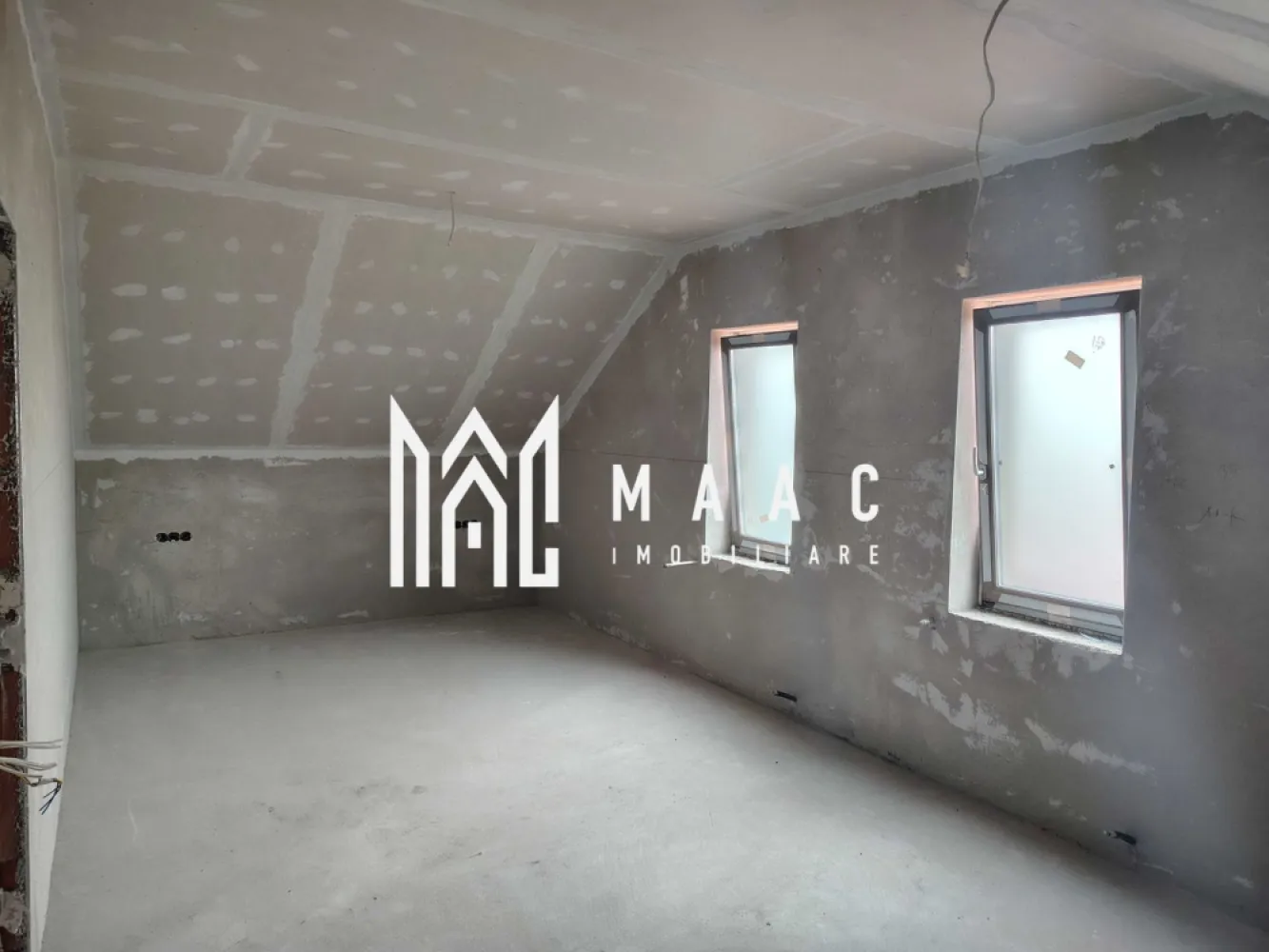 Casa 7 Camere | 418 MP | Șura Mică - MAAC Imobiliare vă propune spre vânzare o casă individuală tip C4, amplasată pe un teren generos de 418,71 mp, într-o zonă liniștită, cu acces facil către orașul Sibiu. Această proprietate este ideală pentru o familie care caută spațiu, intimitate și confort.

🏡 Detalii generale:
Regim de înălțime: D+P+M (Demisol + Parter + Mansardă)

Suprafață utilă: 216,61 mp
Amprentă la sol: 145,21 mp

Teren liber: 177,12 mp
Front stradal: 13,2 m

2 locuri de parcare pavate în curtea din față
Loc BBQ în curtea din spate

Terasă acoperită: 13,98 mp

Acces privat pe drum propriu

Compartimentare:

 Demisol (parțial):
Acces din exterior

Pivniță/depozitare – 15,41 mp
Înălțime utilă: 4,42 m

- Parter:
Terasă acoperită – 13,98 mp

Hol – 5,23 mp
Baie – 6,42 mp
Dressing – 6,11 mp
Living + bucătărie open-space – 49,55 mp

Birou – 10,81 mp
Cameră – 19,36 mp

Scară acces mansardă
Înălțime utilă: 2,97 m

- Mansardă:
Hol – 11,83 mp

2 băi (7,31 mp și 8,82 mp)
Dressing – 5,96 mp

4 dormitoare spațioase:

Dormitor 1 – 17,38 mp
Dormitor 2 – 17,07 mp
Dormitor 3 – 14,96 mp
Dormitor 4 – 23,61 mp

Înălțime utilă: între 1,69 m și 3,10 m

Dotări și finisaje (semifinisată):
Centrală termică pe gaz Ferroli

Încălzire în pardoseală la parter, radiatoare de aluminiu la mansardă
Instalație electrică trifazică + curenți slabi, tablou electric
Instalație sanitară completă (fără obiecte sanitare)
Infrastructură cablată pentru termostate

Ușă metalică la intrare

Tâmplărie termoizolantă Salamander – 7 camere, geam triplu, Low-e, feronerie Rotto
Izolație fonică și termică excelentă
Pereți tencuiți, pardoseli cu șapă mecanizată
Fațade cu tencuială decorativă
Acoperiș cu țiglă ceramică
Scări din beton

Curte pavată, împrejmuire individuală
Contoare individuale (apă, curent, gaz)
Rețea electrică nouă cu post de transformare propriu

✅ Beneficii:
Construcție nouă 2025

Compartimentare ideală pentru familii
Lumină naturală din abundență

Locație liniștită, cu acces rapid la Sibiu

Intimitate totală datorită împrejmuirii și poziționării

📞 Pentru mai multe detalii, programarea unei vizionări sau identificarea proprietății în baza noastră de date, te rugăm să ne contactezi menționând ID:CP2615562