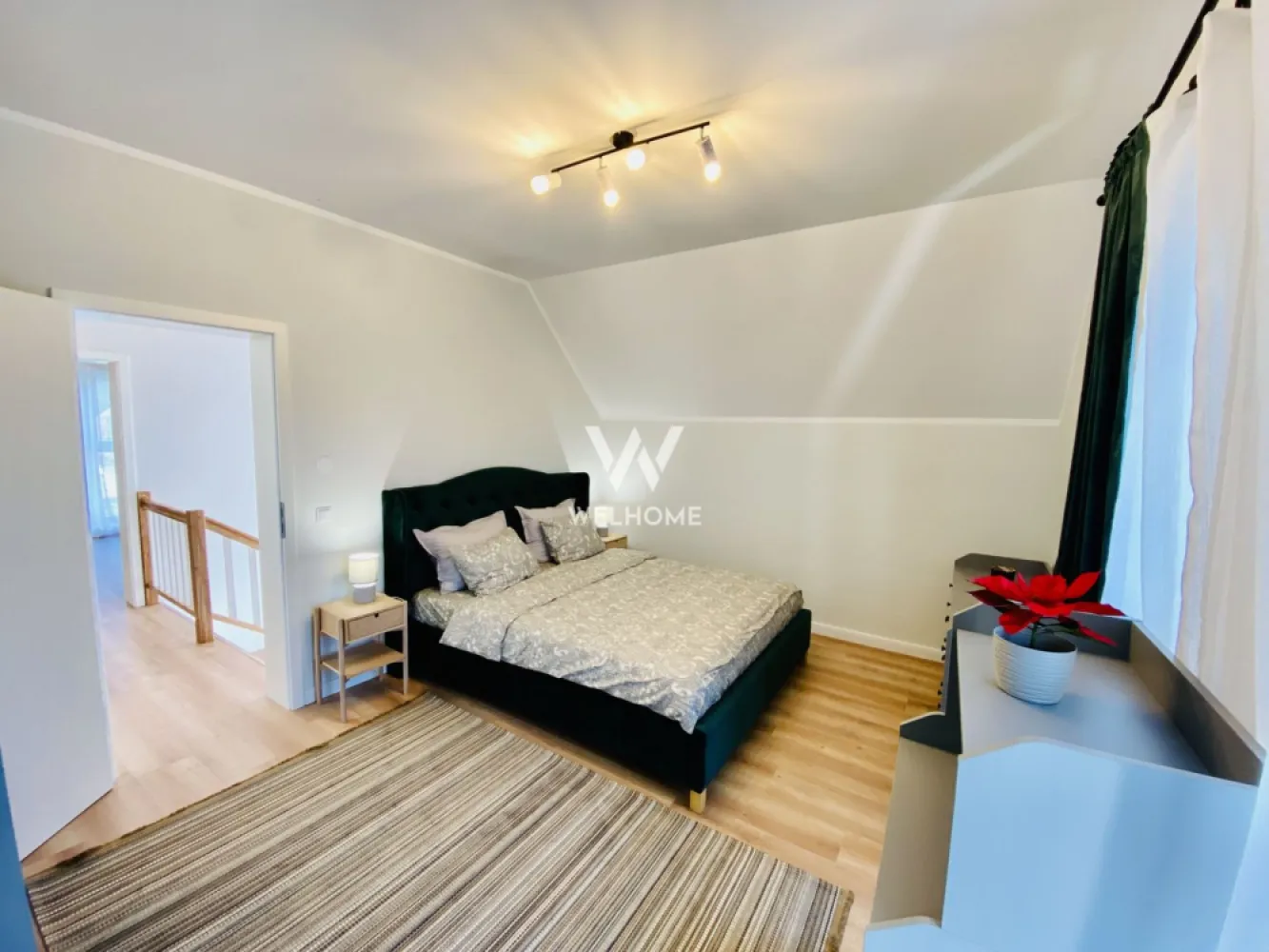 Casa individuala, teren 470 mp - in Talmaciu, Sibiu - Casa individuala 4 camere in zona rezidentiala Verdi Residence, Talmaciu - Sibiu

- Zona in plina dezvoltare, la doar 15 km de Sibiu (10 min cu masina)
- Ansamblu residential exclusiv de case - 54 case
- COMISION 0%
- Suprafata utila: 119 mp
- Suprafata teren: 470 mp, curte libera: 370 mp
- Compartimentare practica: 3 dormitoare, living, bucatarie, 3 bai, spatiu tehnic.
- Terasa acoperita de 20 mp
- Carport 
- La interior casa se preda LA GRI in interior cu peretii semifinisati, pompa de caldura, instalatie de incalzire prin pardoseala, usa de intrare, instalatii electrice si sanitare, racorduri la toate utilitatile. 
- Caile de acces vor fi asfaltate iar strada va fi pavata direct de dezvoltator
*Pozele sunt de prezentare, dar locuinta poate fi amenajata contra-cost

PRET 185.000 euro ( TVA inclus)
Contracost se poate vinde finisata la cheie.
* Cele mai noi locuinte le gasesti pe welhome.ro