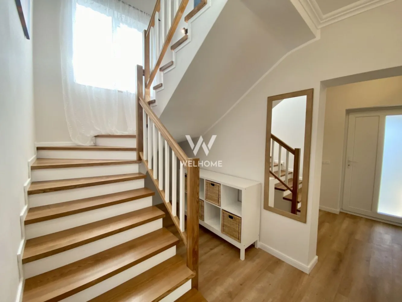 Casa individuala, teren 470 mp - in Talmaciu, Sibiu - Casa individuala 4 camere in zona rezidentiala Verdi Residence, Talmaciu - Sibiu

- Zona in plina dezvoltare, la doar 15 km de Sibiu (10 min cu masina)
- Ansamblu residential exclusiv de case - 54 case
- COMISION 0%
- Suprafata utila: 119 mp
- Suprafata teren: 470 mp, curte libera: 370 mp
- Compartimentare practica: 3 dormitoare, living, bucatarie, 3 bai, spatiu tehnic.
- Terasa acoperita de 20 mp
- Carport 
- La interior casa se preda LA GRI in interior cu peretii semifinisati, pompa de caldura, instalatie de incalzire prin pardoseala, usa de intrare, instalatii electrice si sanitare, racorduri la toate utilitatile. 
- Caile de acces vor fi asfaltate iar strada va fi pavata direct de dezvoltator
*Pozele sunt de prezentare, dar locuinta poate fi amenajata contra-cost

PRET 185.000 euro ( TVA inclus)
Contracost se poate vinde finisata la cheie.
* Cele mai noi locuinte le gasesti pe welhome.ro