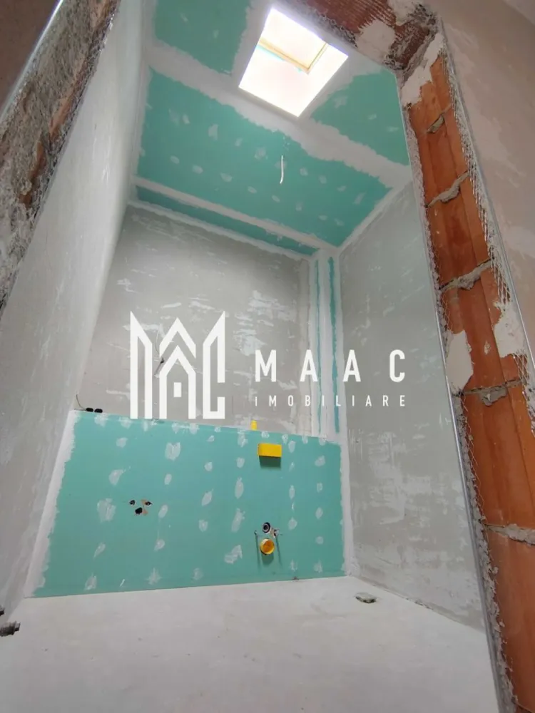 Casa 7 Camere | 418 MP | Șura Mică - MAAC Imobiliare vă propune spre vânzare o casă individuală tip C4, amplasată pe un teren generos de 418,71 mp, într-o zonă liniștită, cu acces facil către orașul Sibiu. Această proprietate este ideală pentru o familie care caută spațiu, intimitate și confort.

🏡 Detalii generale:
Regim de înălțime: D+P+M (Demisol + Parter + Mansardă)

Suprafață utilă: 216,61 mp
Amprentă la sol: 145,21 mp

Teren liber: 177,12 mp
Front stradal: 13,2 m

2 locuri de parcare pavate în curtea din față
Loc BBQ în curtea din spate

Terasă acoperită: 13,98 mp

Acces privat pe drum propriu

Compartimentare:

 Demisol (parțial):
Acces din exterior

Pivniță/depozitare – 15,41 mp
Înălțime utilă: 4,42 m

- Parter:
Terasă acoperită – 13,98 mp

Hol – 5,23 mp
Baie – 6,42 mp
Dressing – 6,11 mp
Living + bucătărie open-space – 49,55 mp

Birou – 10,81 mp
Cameră – 19,36 mp

Scară acces mansardă
Înălțime utilă: 2,97 m

- Mansardă:
Hol – 11,83 mp

2 băi (7,31 mp și 8,82 mp)
Dressing – 5,96 mp

4 dormitoare spațioase:

Dormitor 1 – 17,38 mp
Dormitor 2 – 17,07 mp
Dormitor 3 – 14,96 mp
Dormitor 4 – 23,61 mp

Înălțime utilă: între 1,69 m și 3,10 m

Dotări și finisaje (semifinisată):
Centrală termică pe gaz Ferroli

Încălzire în pardoseală la parter, radiatoare de aluminiu la mansardă
Instalație electrică trifazică + curenți slabi, tablou electric
Instalație sanitară completă (fără obiecte sanitare)
Infrastructură cablată pentru termostate

Ușă metalică la intrare

Tâmplărie termoizolantă Salamander – 7 camere, geam triplu, Low-e, feronerie Rotto
Izolație fonică și termică excelentă
Pereți tencuiți, pardoseli cu șapă mecanizată
Fațade cu tencuială decorativă
Acoperiș cu țiglă ceramică
Scări din beton

Curte pavată, împrejmuire individuală
Contoare individuale (apă, curent, gaz)
Rețea electrică nouă cu post de transformare propriu

✅ Beneficii:
Construcție nouă 2025

Compartimentare ideală pentru familii
Lumină naturală din abundență

Locație liniștită, cu acces rapid la Sibiu

Intimitate totală datorită împrejmuirii și poziționării

📞 Pentru mai multe detalii, programarea unei vizionări sau identificarea proprietății în baza noastră de date, te rugăm să ne contactezi menționând ID:CP2615562
