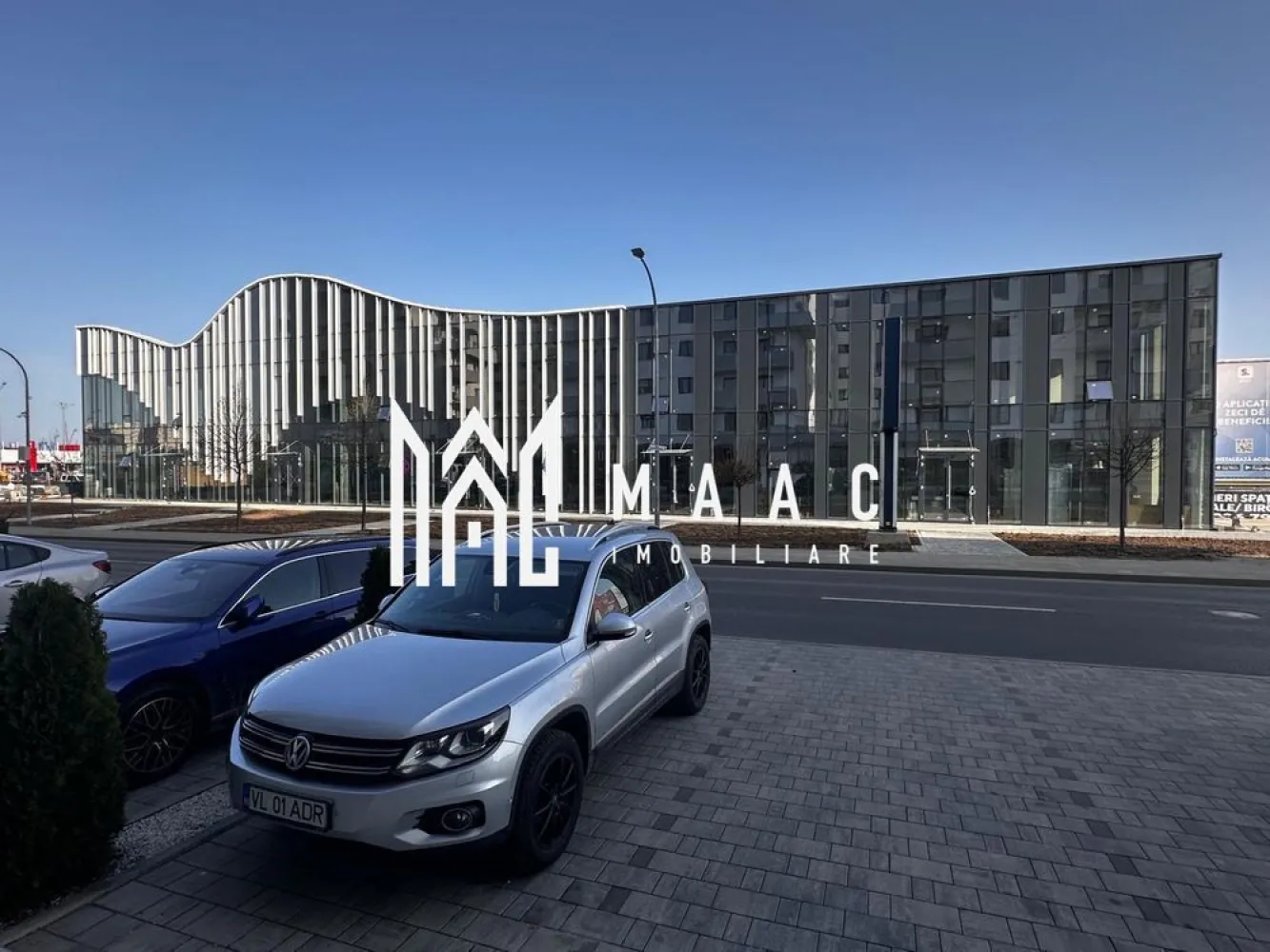 Spațiu de BIROURI I 400 MP I Shopping City Sibiu - MAAC Imobiliare vă propune spre închiriere un spațiu de tip birouri / showroom, cu o suprafață generoasă de 400 mp, situat într-o clădire nouă, ultramodernă, în imediata vecinătate a Shopping City Sibiu. Localizare premium – zonă cu trafic intens, vizibilitate excelentă și acces facil Vizibilitate maximă, design modern – Spațiu de birouri / showroom Clădire nouă – design contemporan, fațadă cortină pe două laturi pentru lumină naturală abundentă Suprafață utilă: 400 mp Înălțime liberă: 3,5 metri Parcare disponibilă Acest spațiu este ideal pentru activități de tip birouri, showroom sau sediu de firmă, oferind un cadru modern și eficient pentru desfășurarea activității. Pentru mai multe informații și programarea unei vizionări, vă rugăm să menționați ID anunț:CP2614543