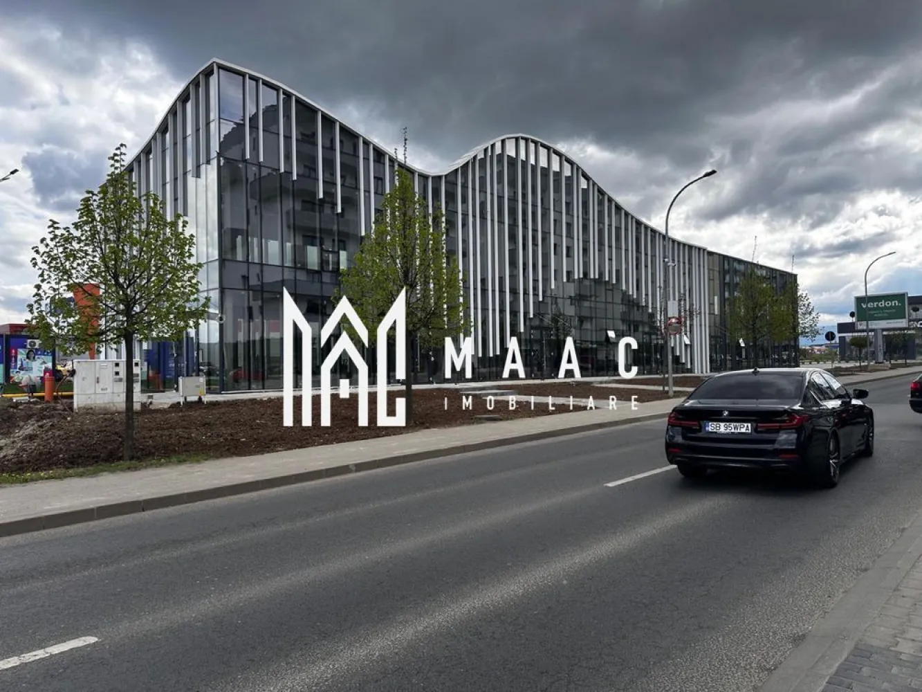 Spațiu de BIROURI I 400 MP I Shopping City Sibiu - MAAC Imobiliare vă propune spre închiriere un spațiu de tip birouri / showroom, cu o suprafață generoasă de 400 mp, situat într-o clădire nouă, ultramodernă, în imediata vecinătate a Shopping City Sibiu. Localizare premium – zonă cu trafic intens, vizibilitate excelentă și acces facil Vizibilitate maximă, design modern – Spațiu de birouri / showroom Clădire nouă – design contemporan, fațadă cortină pe două laturi pentru lumină naturală abundentă Suprafață utilă: 400 mp Înălțime liberă: 3,5 metri Parcare disponibilă Acest spațiu este ideal pentru activități de tip birouri, showroom sau sediu de firmă, oferind un cadru modern și eficient pentru desfășurarea activității. Pentru mai multe informații și programarea unei vizionări, vă rugăm să menționați ID anunț:CP2614543