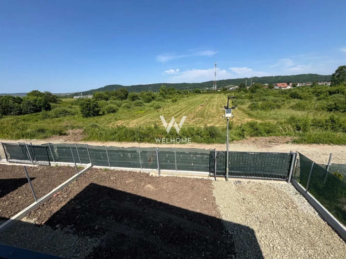 Casa Noua, Mohu, Sibiu COMISION ZERO - Va prezentam un ansamblu NOU de case tip duplex, care cuprinde 28 de unități locative, fiecare cu o suprafață utilă de 120 mp și teren de 260 mp, respectiv 280 mp (curte libera aprox 200mp)
Locatie: Mohu, Sibiu, la 5 km distanta de oras

Compartimentare:
Parter: Living cu acces direct în curte, bucătărie separată cu zonă de dining și cămară, birou sau dormitor, hol și baie.
Etaj: două dormitoare luminoase, o baie principală, spațiu tehnic pentru depozitare și două balcoane cu priveliste panoramică asupra munților.
Predare la alb interior si cheie exterior. Curte pavata cu gard si poarta.

Totul este gândit pentru siguranța și confortul locatarilor:
 • Supraveghere video 24/7 în incinta complexului și pe drumul de acces, care este complet pavat și iluminat.
 • Racordare completă la utilități esențiale: apă, gaz, curent electric și fosă septică.
Spații verzi amenajate și loc de joacă special dedicat copiilor,

Pret: 185000 euro ,cash sau credit bancar 
Detalii si vizionari: 0752.088.381- Roxana 
Predare Februarie 2026