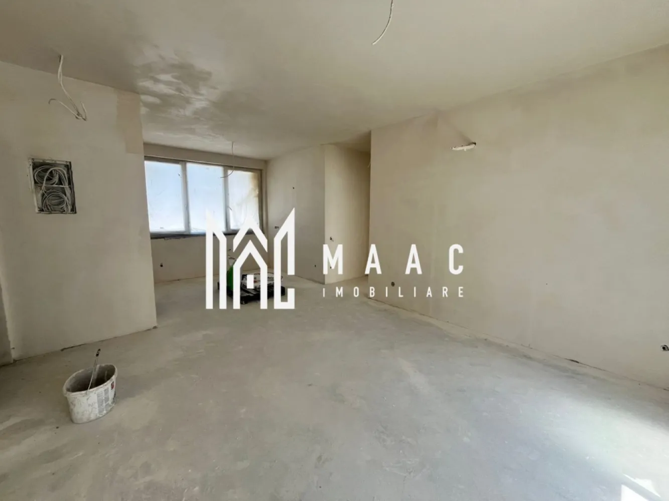 Apartament 3 camere | 56 MPU | Balcon | 2 Locuri de Parcare | Turnisor - Maac Imobiliare vă propune spre vânzare un apartament modern cu 3 camere, situat la etajul 1 al unui imobil cu regim de înălțime P+2, într-o zonă liniștită și bine cotată – Turnișor, Sibiu.

Caracteristici principale:
Suprafață utilă: 56 mp
Etaj: 1 din 2
Compartimentare: semidecomandată
Balcon spațios
2 locuri de parcare incluse în preț

Predare la cheie – cu finisaje moderne și de calitate

Dotări și facilități:
Centrală termică proprie
Încălzire eficientă
Geamuri termopan
Ușă metalică la intrare
Finisaje premium: gresie, faianță, parchet laminat
Izolație termică exterioară
Contorizare individuală

Localizare – Turnișor:
Acces rapid către Zona Industrială de Vest și autostradă
În apropiere: supermarketuri, farmacii, școli, grădinițe, stații de autobuz
Zonă aerisită, ferită de trafic intens

Pentru mai multe informații sau pentru a programa o vizionare, nu ezitați să ne contactați, specificand ID: CP2613976
