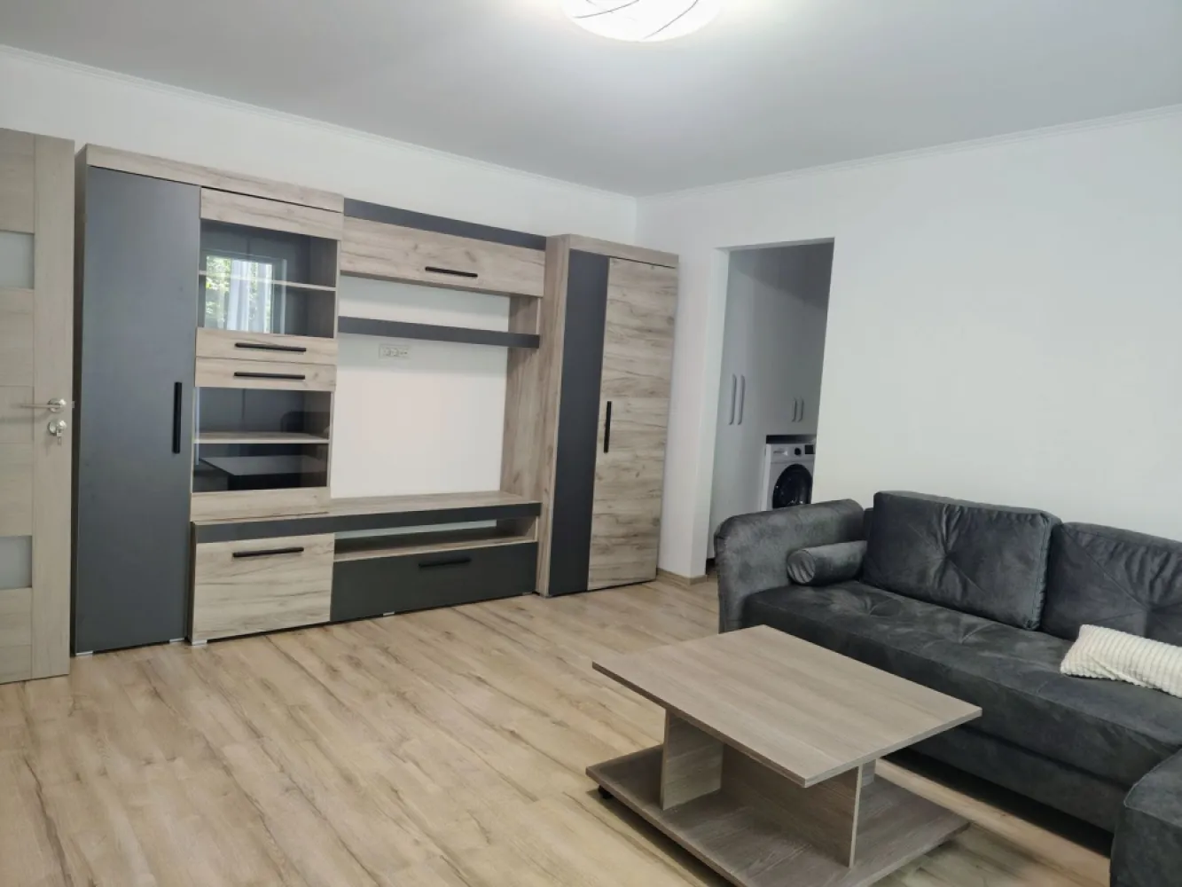 Apartament 3 camere Cantemir, 128 500 E. Comision 0 - De vanzare: apartament 3 camere, 2 dormitoare – Cantemir , Oradea, semidecomandat. 128 500 E. Comision 0

Se oferă spre vanzare apartament cu 3 camere, semidecomandat, situat în Cantemir, potrivit pentru uz rezidential. Situat intr-o zona linistita, la doar 5 minute de mers pe jos de Lotus .

Apartamentul are 66 mp, este semidecomandat si este compartimentat astfel:
Bucatarie 
Living spatios
2 dormitoare spatioase
1 baie moderna 
Camerele sunt luminoase, cu ferestre mari de termopan .
Dotari si facilitati:
Masina de spalat rufe
Plita si cuptor electric incorporat
Frigider 
Parcare la liber pe strada

Pentru mai multe informatii sau pentru vizionare, 0751 777 844 Madian Bosca