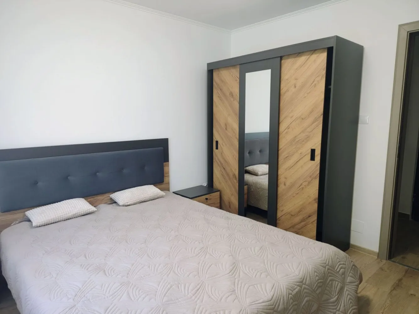 Apartament 3 camere Cantemir, 128 500 E. Comision 0 - De vanzare: apartament 3 camere, 2 dormitoare – Cantemir , Oradea, semidecomandat. 128 500 E. Comision 0

Se oferă spre vanzare apartament cu 3 camere, semidecomandat, situat în Cantemir, potrivit pentru uz rezidential. Situat intr-o zona linistita, la doar 5 minute de mers pe jos de Lotus .

Apartamentul are 66 mp, este semidecomandat si este compartimentat astfel:
Bucatarie 
Living spatios
2 dormitoare spatioase
1 baie moderna 
Camerele sunt luminoase, cu ferestre mari de termopan .
Dotari si facilitati:
Masina de spalat rufe
Plita si cuptor electric incorporat
Frigider 
Parcare la liber pe strada

Pentru mai multe informatii sau pentru vizionare, 0751 777 844 Madian Bosca