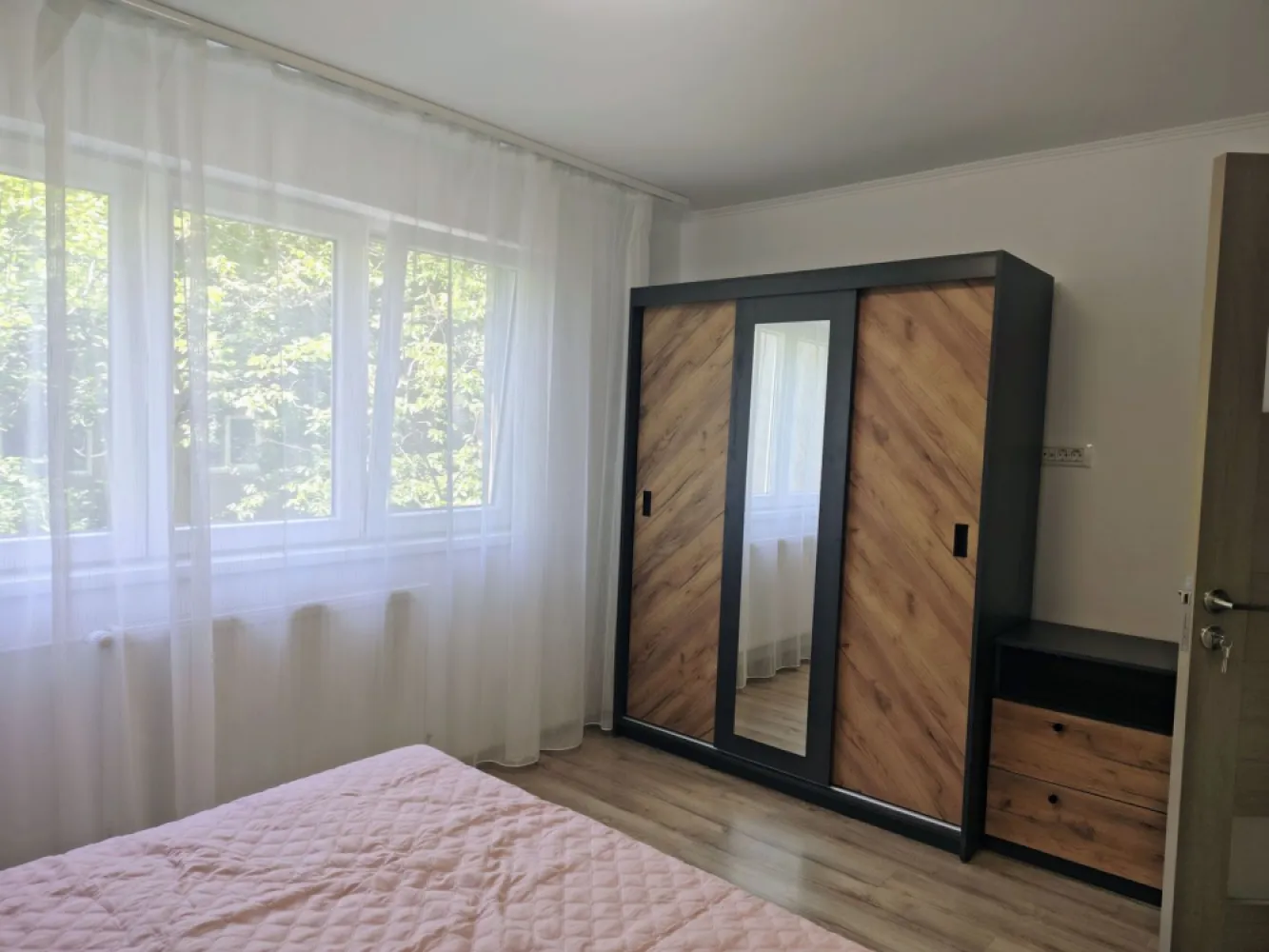 Apartament 3 camere Cantemir, 128 500 E. Comision 0 - De vanzare: apartament 3 camere, 2 dormitoare – Cantemir , Oradea, semidecomandat. 128 500 E. Comision 0

Se oferă spre vanzare apartament cu 3 camere, semidecomandat, situat în Cantemir, potrivit pentru uz rezidential. Situat intr-o zona linistita, la doar 5 minute de mers pe jos de Lotus .

Apartamentul are 66 mp, este semidecomandat si este compartimentat astfel:
Bucatarie 
Living spatios
2 dormitoare spatioase
1 baie moderna 
Camerele sunt luminoase, cu ferestre mari de termopan .
Dotari si facilitati:
Masina de spalat rufe
Plita si cuptor electric incorporat
Frigider 
Parcare la liber pe strada

Pentru mai multe informatii sau pentru vizionare, 0751 777 844 Madian Bosca