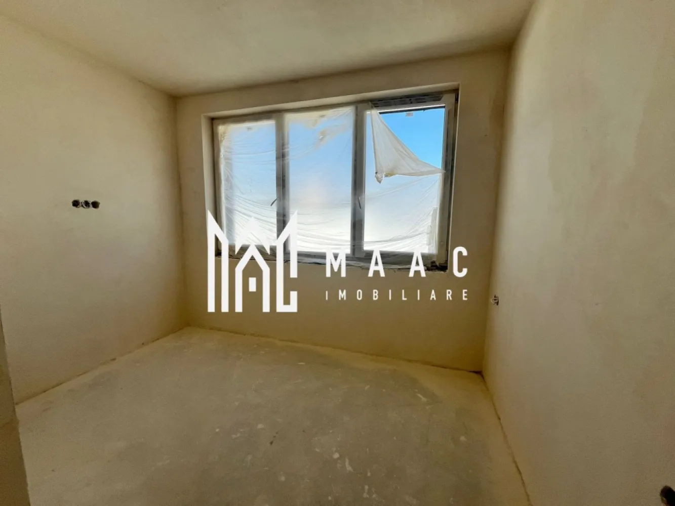 Apartament 3 camere | 56 MPU | Balcon | 2 Locuri de Parcare | Turnisor - Maac Imobiliare vă propune spre vânzare un apartament modern cu 3 camere, situat la etajul 1 al unui imobil cu regim de înălțime P+2, într-o zonă liniștită și bine cotată – Turnișor, Sibiu.

Caracteristici principale:
Suprafață utilă: 56 mp
Etaj: 1 din 2
Compartimentare: semidecomandată
Balcon spațios
2 locuri de parcare incluse în preț

Predare la cheie – cu finisaje moderne și de calitate

Dotări și facilități:
Centrală termică proprie
Încălzire eficientă
Geamuri termopan
Ușă metalică la intrare
Finisaje premium: gresie, faianță, parchet laminat
Izolație termică exterioară
Contorizare individuală

Localizare – Turnișor:
Acces rapid către Zona Industrială de Vest și autostradă
În apropiere: supermarketuri, farmacii, școli, grădinițe, stații de autobuz
Zonă aerisită, ferită de trafic intens

Pentru mai multe informații sau pentru a programa o vizionare, nu ezitați să ne contactați, specificand ID: CP2613976