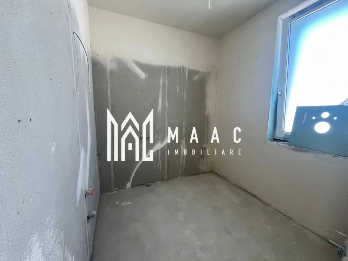 Apartament 3 camere | 56 MPU | Balcon | 2 Locuri de Parcare | Turnisor - Maac Imobiliare vă propune spre vânzare un apartament modern cu 3 camere, situat la etajul 1 al unui imobil cu regim de înălțime P+2, într-o zonă liniștită și bine cotată – Turnișor, Sibiu.

Caracteristici principale:
Suprafață utilă: 56 mp
Etaj: 1 din 2
Compartimentare: semidecomandată
Balcon spațios
2 locuri de parcare incluse în preț

Predare la cheie – cu finisaje moderne și de calitate

Dotări și facilități:
Centrală termică proprie
Încălzire eficientă
Geamuri termopan
Ușă metalică la intrare
Finisaje premium: gresie, faianță, parchet laminat
Izolație termică exterioară
Contorizare individuală

Localizare – Turnișor:
Acces rapid către Zona Industrială de Vest și autostradă
În apropiere: supermarketuri, farmacii, școli, grădinițe, stații de autobuz
Zonă aerisită, ferită de trafic intens

Pentru mai multe informații sau pentru a programa o vizionare, nu ezitați să ne contactați, specificand ID: CP2613976