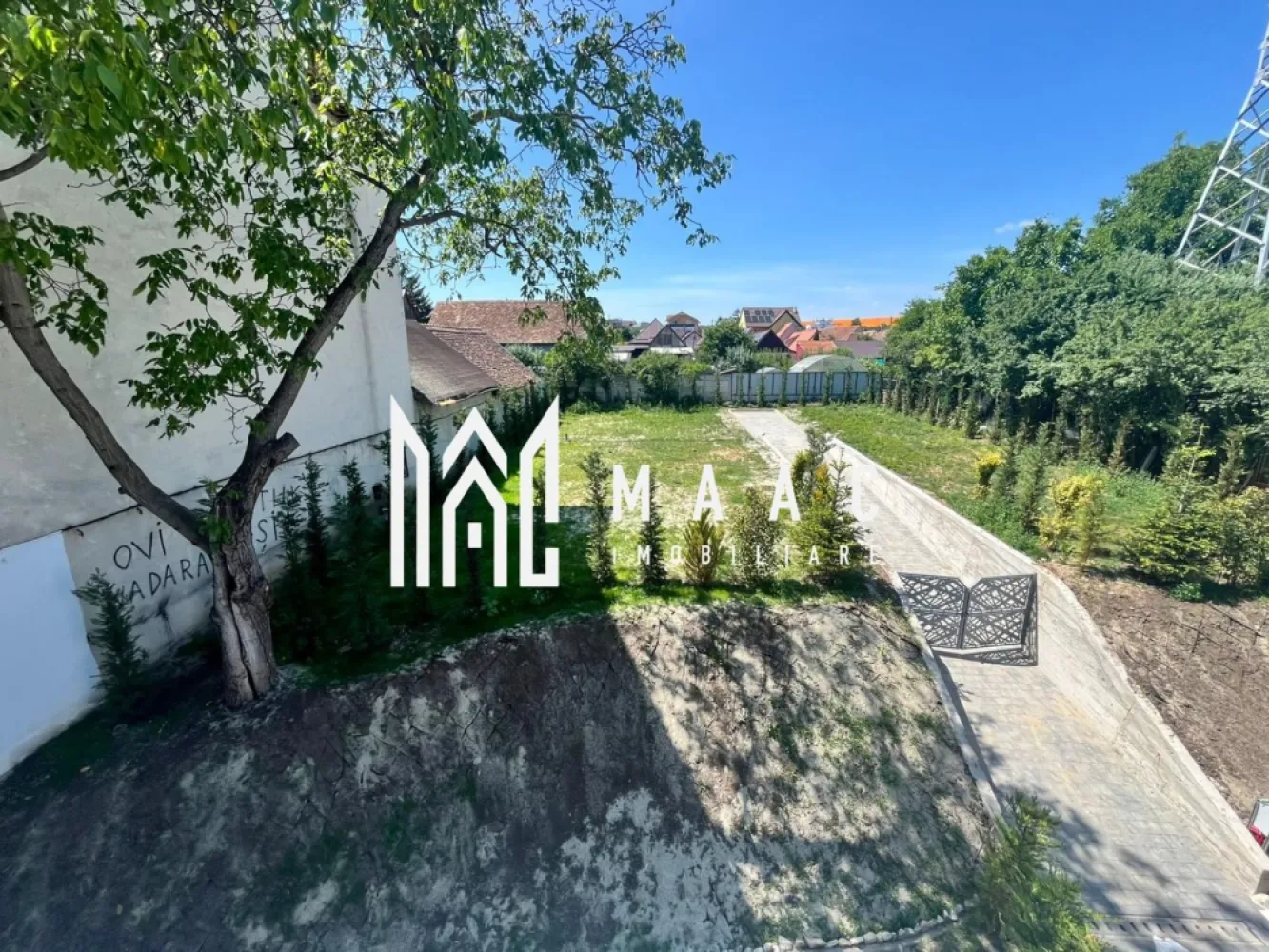 Apartament 3 camere | 56 MPU | Balcon | 2 Locuri de Parcare | Turnisor - Maac Imobiliare vă propune spre vânzare un apartament modern cu 3 camere, situat la etajul 1 al unui imobil cu regim de înălțime P+2, într-o zonă liniștită și bine cotată – Turnișor, Sibiu.

Caracteristici principale:
Suprafață utilă: 56 mp
Etaj: 1 din 2
Compartimentare: semidecomandată
Balcon spațios
2 locuri de parcare incluse în preț

Predare la cheie – cu finisaje moderne și de calitate

Dotări și facilități:
Centrală termică proprie
Încălzire eficientă
Geamuri termopan
Ușă metalică la intrare
Finisaje premium: gresie, faianță, parchet laminat
Izolație termică exterioară
Contorizare individuală

Localizare – Turnișor:
Acces rapid către Zona Industrială de Vest și autostradă
În apropiere: supermarketuri, farmacii, școli, grădinițe, stații de autobuz
Zonă aerisită, ferită de trafic intens

Pentru mai multe informații sau pentru a programa o vizionare, nu ezitați să ne contactați, specificand ID: CP2613976