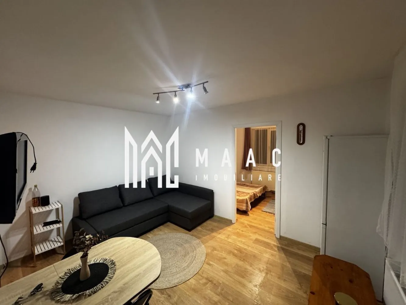 Apartament 2 camere semidecomandat | Lazaret, Sibiu | 40 mp, mobilat - Apartament cu 2 camere semidecomandat, situat în Lazaret, Sibiu, pe Strada Macaralei, cu 40 mp utili și compartimentare practică pentru locuire pe termen lung.

Detalii proprietate:
• Suprafață utilă: 40 mp
• Suprafață construită: 48 mp
• Compartimentare: semidecomandat
• Configurație: living, dormitor, bucătărie, baie
• Etaj 3 din 5
• An construcție: 1990
• Stare interioară: bună
• Apartamentul este complet mobilat și utilat
• Imobil finalizat

Proprietatea este amplasată pe Strada Macaralei, în zona Lazaret din Sibiu. Localizarea este menționată în datele anunțului și oferă un reper clar pentru identificarea proprietății.

Pentru mai multe detalii sau pentru programarea unei vizionări, contactați echipa MAAC Imobiliare și menționați Cod anunț CP3063377.