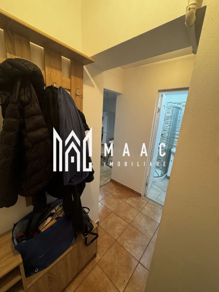 Apartament 2 camere semidecomandat | Lazaret, Sibiu | 40 mp, mobilat - Apartament cu 2 camere semidecomandat, situat în Lazaret, Sibiu, pe Strada Macaralei, cu 40 mp utili și compartimentare practică pentru locuire pe termen lung.

Detalii proprietate:
• Suprafață utilă: 40 mp
• Suprafață construită: 48 mp
• Compartimentare: semidecomandat
• Configurație: living, dormitor, bucătărie, baie
• Etaj 3 din 5
• An construcție: 1990
• Stare interioară: bună
• Apartamentul este complet mobilat și utilat
• Imobil finalizat

Proprietatea este amplasată pe Strada Macaralei, în zona Lazaret din Sibiu. Localizarea este menționată în datele anunțului și oferă un reper clar pentru identificarea proprietății.

Pentru mai multe detalii sau pentru programarea unei vizionări, contactați echipa MAAC Imobiliare și menționați Cod anunț CP3063377.