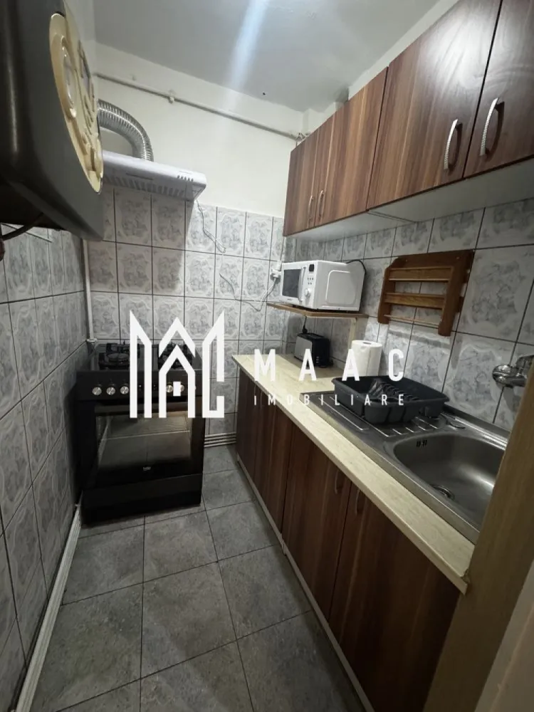 Apartament 2 camere semidecomandat | Lazaret, Sibiu | 40 mp, mobilat - Apartament cu 2 camere semidecomandat, situat în Lazaret, Sibiu, pe Strada Macaralei, cu 40 mp utili și compartimentare practică pentru locuire pe termen lung.

Detalii proprietate:
• Suprafață utilă: 40 mp
• Suprafață construită: 48 mp
• Compartimentare: semidecomandat
• Configurație: living, dormitor, bucătărie, baie
• Etaj 3 din 5
• An construcție: 1990
• Stare interioară: bună
• Apartamentul este complet mobilat și utilat
• Imobil finalizat

Proprietatea este amplasată pe Strada Macaralei, în zona Lazaret din Sibiu. Localizarea este menționată în datele anunțului și oferă un reper clar pentru identificarea proprietății.

Pentru mai multe detalii sau pentru programarea unei vizionări, contactați echipa MAAC Imobiliare și menționați Cod anunț CP3063377.