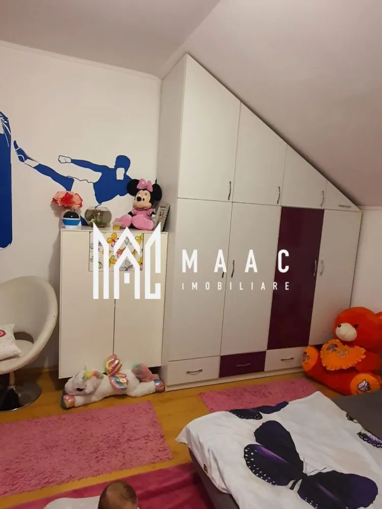 Apartament 3 Camere I Decomandat I Loc Parcare I Selimbar - Se oferă spre vânzare un apartament spațios cu 3 camere decomandate, situat la etajul 2 din 2 al unei case-tip vilă din Șelimbăr, într-un imobil exclusivist cu doar 3 apartamente – câte unul pe fiecare nivel.

Această proprietate oferă un nivel ridicat de intimitate, confort și funcționalitate, fiind ideală pentru familii sau pentru cei care caută un stil de locuire superior față de apartamentele clasice.

Caracteristici:
3 camere decomandate
Etaj 2 din 2
Complet mobilat și utilat
Loc de parcare inclus
Compartimentare practică și generoasă
Spațiu suplimentar de aproximativ 40 mp situat în pod – ideal pentru depozitare, hobby sau amenajare ulterioară

Avantaje:
Disponibil imediat
Doar 3 apartamente în întregul imobil
Intimitate sporită și atmosferă de tip rezidențial premium
Costuri reduse comparativ cu o casă individuală
Potrivit atât pentru locuire proprie, cât și pentru investiție
Zonă liniștită, în continuă dezvoltare

Localizare:
Șelimbăr
Acces rapid către Sibiu, centre comerciale, școli și alte facilități importante

O proprietate rară, ce combină avantajele unei case cu eficiența unui apartament modern, oferind spațiu suplimentar, confort și exclusivitate.

Pentru informati si vizionari: CP3064666