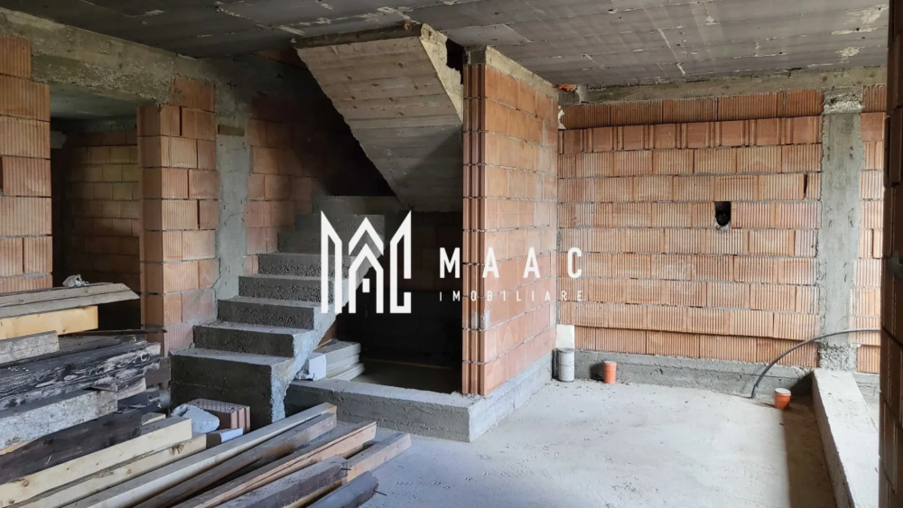 Casa Duplex | 90 MPU | Teren 350 MP | Sura Mica - MAAC Imobiliare vă propune spre vânzare o casă tip duplex, ideală pentru o familie care caută confort, compartimentare eficientă și spații generoase. Caracteristici principale: Suprafață teren: 350 mp Amprentă la sol: 90 mp Regim de înălțime: Parter + Etaj 1 + Pod Compartimentare: 4 dormitoare (fiecare cu baie proprie și dressing) Living spațios Bucătărie WC de oaspeți Terasă Grădină mică amenajată Loc de parcare mare în fața casei Avantaje: Compartimentare practică și modernă Fiecare dormitor beneficiază de intimitate și spațiu propriu Zonă rezidențială liniștită, cu acces facil către punctele de interes Pentru mai multe detalii sau pentru a programa o vizionare, vă rugăm să ne contactați. Specificați ID-ul CP2613018.