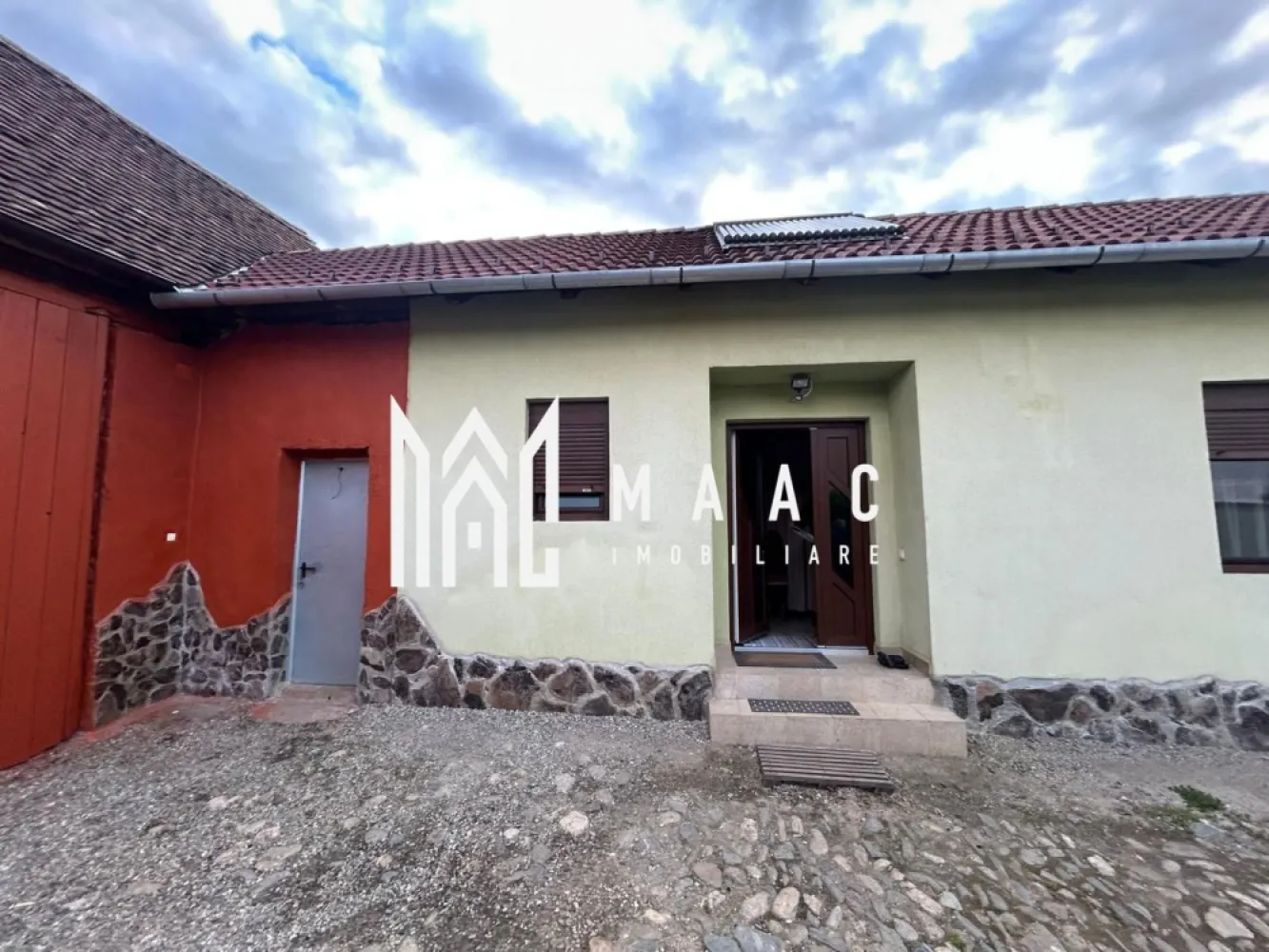 Casa Individuala I 4 Camere I 2000mp Teren I Mag-Saliste - O oportunitate rară pentru cei care își doresc o proprietate completă, cu suprafețe generoase, multiple anexe și potențial excelent atât pentru locuire, cât și pentru investiție, agricultură sau agroturism.
Se oferă spre vânzare casă individuală construită în anul 2015, amplasată pe un teren de 2.000 mp, împreună cu 3,8 hectare (38.000 mp) teren extravilan.

Caracteristici locuință:
Hol de acces
3 dormitoare
Bucătărie
Baie
Cămară

Dotări și beneficii:
Panouri fotovoltaice – eficiență energetică sporită și costuri reduse de întreținere
Terasă
Magazie
Pivniță de aproximativ 40 mp
Șură

Teren:
Curte și grădină de 2.000 mp
Pomi fructiferi
Teren extravilan inclus de 38.000 mp (3,8 ha)

Avantaje:
Proprietate ideală pentru gospodărie completă, fermă, agricultură sau investiție
Suprafață extinsă, cu multiple posibilități de exploatare
Construcție modernă, bine organizată
Costuri optimizate prin sistem fotovoltaic

Potențial excelent pentru dezvoltare rurală, agroturism sau activități productive

Această proprietate oferă combinația ideală între confort, independență energetică și oportunități multiple de valorificare, fiind alegerea potrivită pentru cei care caută spațiu, eficiență și investiție sigură.

Pentru informati si vizionari: CP3062538