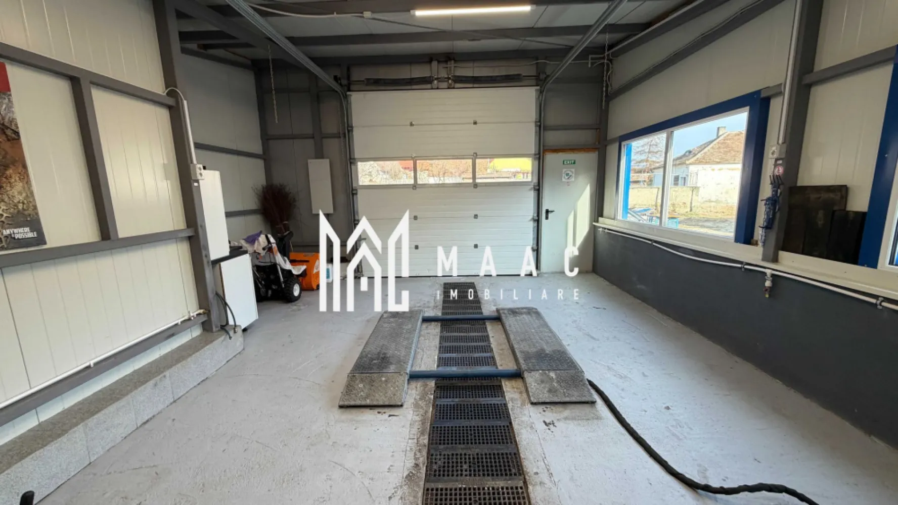 Hala echipata complet | Service auto\ Detailing | 50 MPU | Sura Mare | - MAAC Imobiliare vă propune spre închiriere o hală ideală pentru desfășurarea activităților auto, situată într-o zonă cu acces facil către artere principale, autostradă și transport public.

Detalii proprietate:
Suprafață utilă: 50 mp
Suprafață teren: 200 mp
Înălțime utilă: 5 m
Locuri de parcare: 3

Dotări și facilități:
 Echipamente vulcanizare de ultimă generație (CORGHI – mașină dejantat, echilibrat, elevator foarfecă)
 Acces vehicule grele
 Apă curentă + canalizare
 Gaze naturale
 Baie privată

Spațiul este disponibil complet echipat – perfect pentru service auto sau vulcanizare – fiind potrivit si pentru activități precum detailing, depozitare sau atelier.

Pentru mai multe detalii si pentru programarea unei vizionari nu ezitati sa ne contactati specificand ID:CP3062592
MAAC Imobiliare- Partenerul tau de incredere