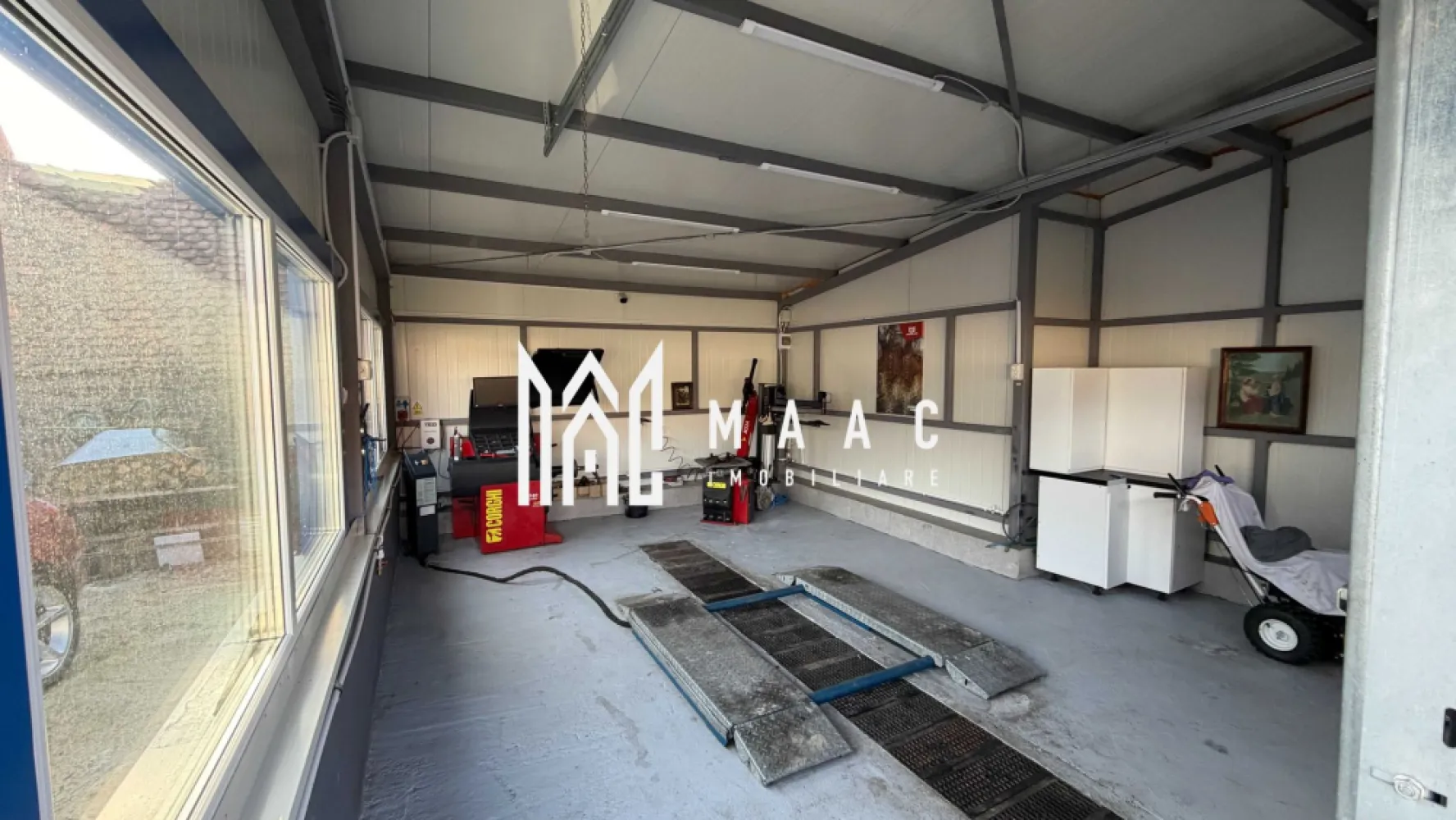 Hala echipata complet | Service auto\ Detailing | 50 MPU | Sura Mare | - MAAC Imobiliare vă propune spre închiriere o hală ideală pentru desfășurarea activităților auto, situată într-o zonă cu acces facil către artere principale, autostradă și transport public.

Detalii proprietate:
Suprafață utilă: 50 mp
Suprafață teren: 200 mp
Înălțime utilă: 5 m
Locuri de parcare: 3

Dotări și facilități:
 Echipamente vulcanizare de ultimă generație (CORGHI – mașină dejantat, echilibrat, elevator foarfecă)
 Acces vehicule grele
 Apă curentă + canalizare
 Gaze naturale
 Baie privată

Spațiul este disponibil complet echipat – perfect pentru service auto sau vulcanizare – fiind potrivit si pentru activități precum detailing, depozitare sau atelier.

Pentru mai multe detalii si pentru programarea unei vizionari nu ezitati sa ne contactati specificand ID:CP3062592
MAAC Imobiliare- Partenerul tau de incredere