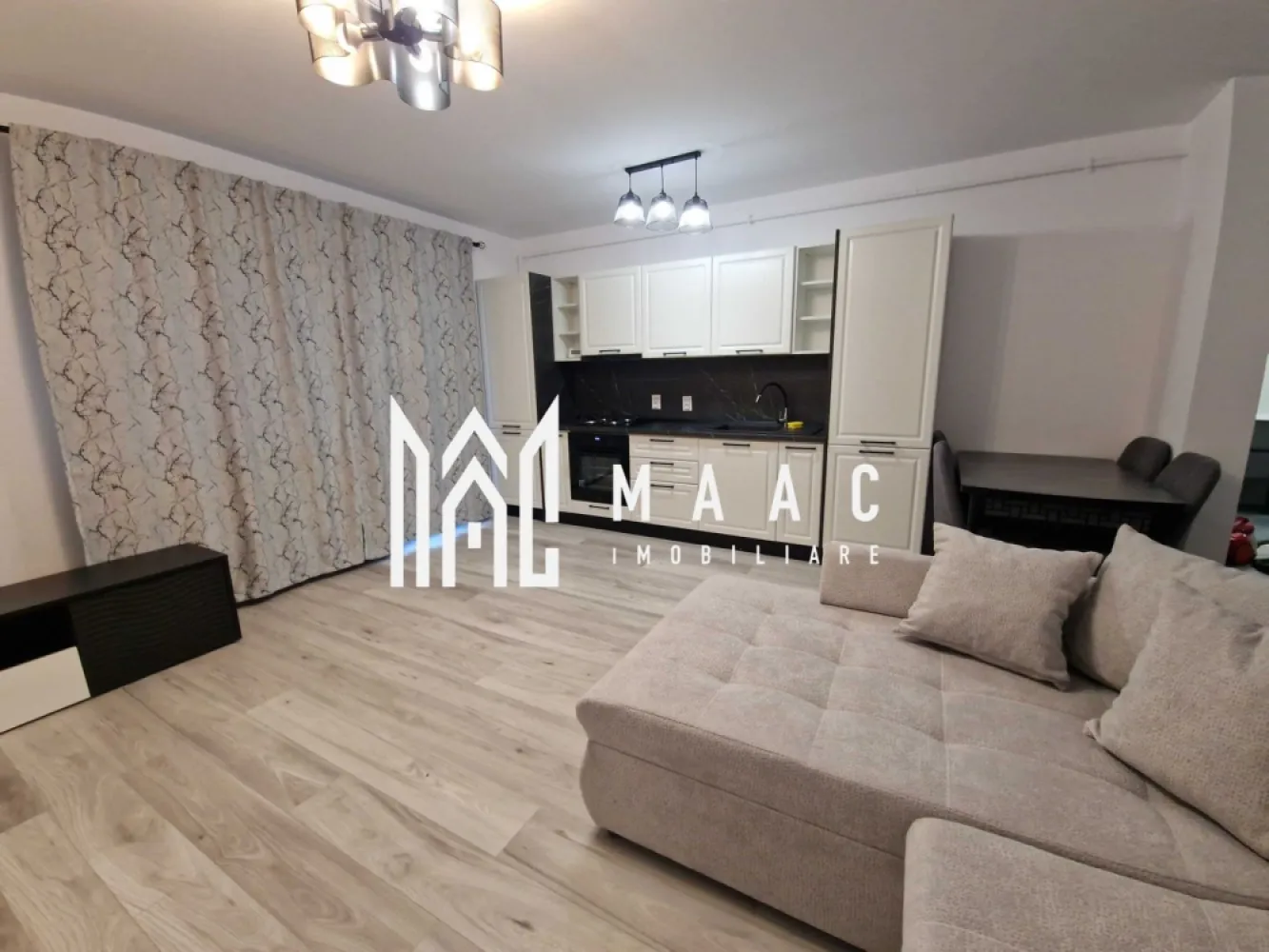 Apartament 2 camere I lift I Doamna Stanca - MAAC Imobiliare vă propune spre închiriere un apartament cu 2 camere, situat la etajul 6 din 7 al unui imobil nou amplasat pe strada Doamna Stanca, într-o zonă modernă și foarte bine conectată la principalele puncte de interes din Sibiu. Proprietatea este ideală pentru persoanele care își doresc confort, acces rapid către zone comerciale și o locuință complet mobilată și utilată, disponibilă imediat.

Apartamentul beneficiază de compartimentare decomandată, oferind un spațiu eficient organizat și luminos. Locuința este compusă din hol de acces, living open-space cu bucătărie, dormitor, baie cu cadă și un balcon generos, cu acces atât din living, cât și din dormitor, perfect pentru relaxare și pentru un plus de confort.

Imobilul este amplasat într-o zonă cu acces facil către numeroase supermarketuri și Shopping City Sibiu, oferind toate avantajele unei locații moderne și dinamice, potrivite pentru un stil de viață activ.

Apartamentul se predă complet mobilat și utilat, fiind pregătit pentru mutare imediată. Se percepe o garanție în cuantumul unei chirii lunare. Proprietatea nu acceptă animale de companie.

Caracteristici:
-Apartament cu 2 camere
-Etaj 6 din 7
-Imobil nou
-Compartimentare decomandată
-Living open-space cu bucătărie
-Balcon generos cu acces din living și dormitor
-Baie cu cadă
-Se predă mobilat și utilat
-Disponibil imediat
-Aproape de supermarketuri și Shopping City Sibiu
-Zonă cu acces facil către punctele de interes
-Nu se acceptă animale de companie

Pentru mai multe detalii, vă rugăm să menționați telefonic numărul CP3062631.