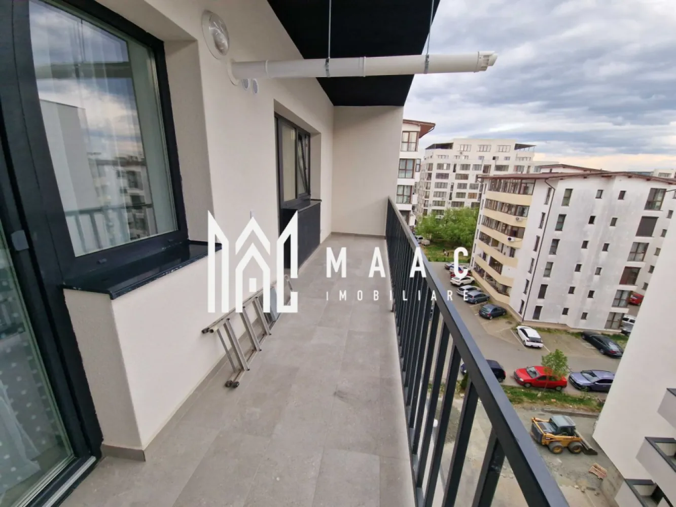Apartament 2 camere I lift I Doamna Stanca - MAAC Imobiliare vă propune spre închiriere un apartament cu 2 camere, situat la etajul 6 din 7 al unui imobil nou amplasat pe strada Doamna Stanca, într-o zonă modernă și foarte bine conectată la principalele puncte de interes din Sibiu. Proprietatea este ideală pentru persoanele care își doresc confort, acces rapid către zone comerciale și o locuință complet mobilată și utilată, disponibilă imediat.

Apartamentul beneficiază de compartimentare decomandată, oferind un spațiu eficient organizat și luminos. Locuința este compusă din hol de acces, living open-space cu bucătărie, dormitor, baie cu cadă și un balcon generos, cu acces atât din living, cât și din dormitor, perfect pentru relaxare și pentru un plus de confort.

Imobilul este amplasat într-o zonă cu acces facil către numeroase supermarketuri și Shopping City Sibiu, oferind toate avantajele unei locații moderne și dinamice, potrivite pentru un stil de viață activ.

Apartamentul se predă complet mobilat și utilat, fiind pregătit pentru mutare imediată. Se percepe o garanție în cuantumul unei chirii lunare. Proprietatea nu acceptă animale de companie.

Caracteristici:
-Apartament cu 2 camere
-Etaj 6 din 7
-Imobil nou
-Compartimentare decomandată
-Living open-space cu bucătărie
-Balcon generos cu acces din living și dormitor
-Baie cu cadă
-Se predă mobilat și utilat
-Disponibil imediat
-Aproape de supermarketuri și Shopping City Sibiu
-Zonă cu acces facil către punctele de interes
-Nu se acceptă animale de companie

Pentru mai multe detalii, vă rugăm să menționați telefonic numărul CP3062631.