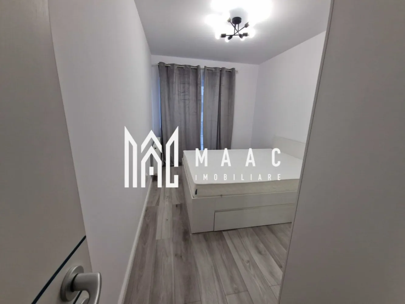 Apartament 2 camere I lift I Doamna Stanca - MAAC Imobiliare vă propune spre închiriere un apartament cu 2 camere, situat la etajul 6 din 7 al unui imobil nou amplasat pe strada Doamna Stanca, într-o zonă modernă și foarte bine conectată la principalele puncte de interes din Sibiu. Proprietatea este ideală pentru persoanele care își doresc confort, acces rapid către zone comerciale și o locuință complet mobilată și utilată, disponibilă imediat.

Apartamentul beneficiază de compartimentare decomandată, oferind un spațiu eficient organizat și luminos. Locuința este compusă din hol de acces, living open-space cu bucătărie, dormitor, baie cu cadă și un balcon generos, cu acces atât din living, cât și din dormitor, perfect pentru relaxare și pentru un plus de confort.

Imobilul este amplasat într-o zonă cu acces facil către numeroase supermarketuri și Shopping City Sibiu, oferind toate avantajele unei locații moderne și dinamice, potrivite pentru un stil de viață activ.

Apartamentul se predă complet mobilat și utilat, fiind pregătit pentru mutare imediată. Se percepe o garanție în cuantumul unei chirii lunare. Proprietatea nu acceptă animale de companie.

Caracteristici:
-Apartament cu 2 camere
-Etaj 6 din 7
-Imobil nou
-Compartimentare decomandată
-Living open-space cu bucătărie
-Balcon generos cu acces din living și dormitor
-Baie cu cadă
-Se predă mobilat și utilat
-Disponibil imediat
-Aproape de supermarketuri și Shopping City Sibiu
-Zonă cu acces facil către punctele de interes
-Nu se acceptă animale de companie

Pentru mai multe detalii, vă rugăm să menționați telefonic numărul CP3062631.