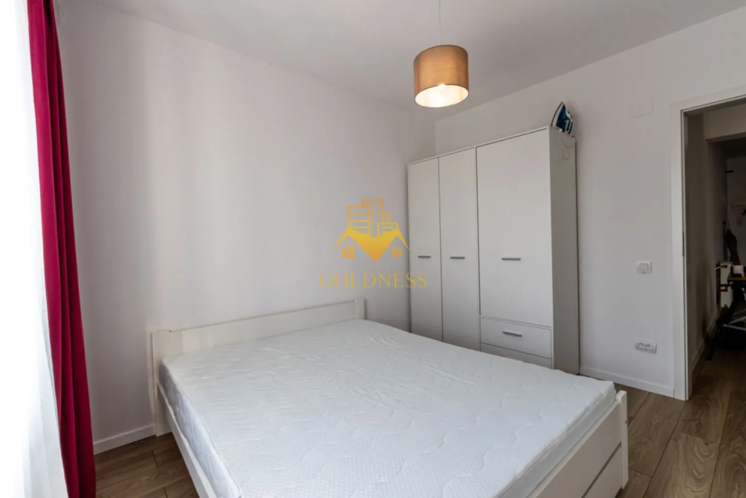 2 camere, bloc nou, parcare, Calea Turzii,Zona Leroy Merlin,Buna Ziua - GOLDNESS Imobiliare vă propune spre inchiriere un apartament cu 2 camere complet mobilat și utilat, la etajul 1 într-un imobil de 5 etaje, în Cartierul Calea Turzii.
Dispune de loc de parcare !
Se află în apropierea stațiilor de transport în comun, magazine, restaurante, spații verzi, farmacii, etc. 

Apartamentul este compartimentat astfel:
 - dormitor cu pat matrimonial si dulap pentru haine
 - living cu bucatarie open space complet utilată și mobilată, canapea extensibilă, loc de servit masa 
 - baie cu cada, calorifer port prosop și dulap pentru depozitare.
 - balcon de 2,45 mp.

Imobilul este dotat cu toate cele necesare- centrală proprie, frigider, aragaz, hotă, mașină de spălat haine, etc. 

Dacă sunteți interesați de acest apartament și doriți să îl vizionați, dar și pentru alte oferte nu ezitați să ne contactați telefonic sau prin e-mail. Vă stăm la dispoziție!
Pentru intermediere se percepe un comision de 50% din preț!