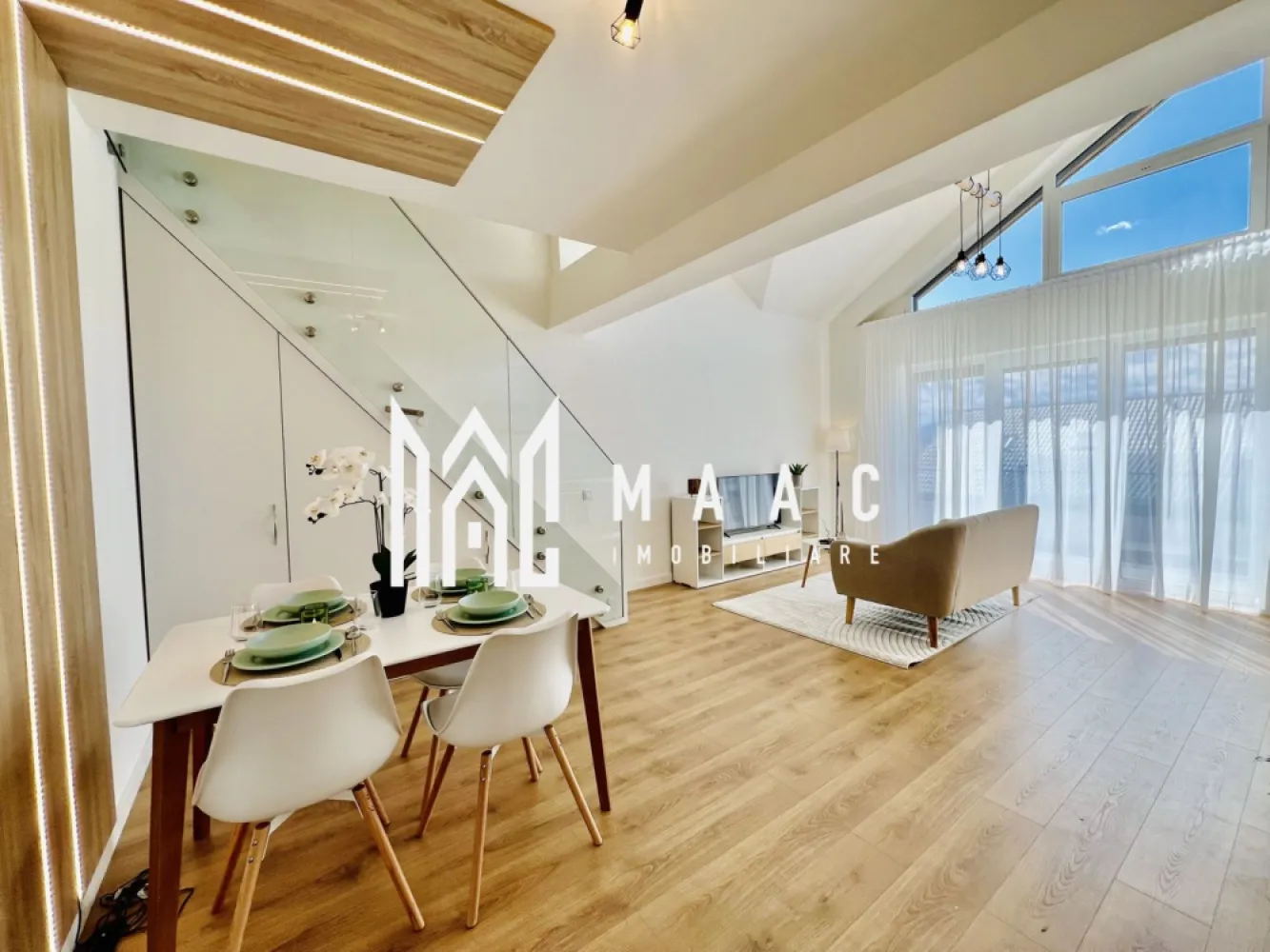 Apartament 2 camere I la cheie I cu logie și loc de parcare inclus - MAAC Imobiliare propune spre vânzare un apartament modern cu 2 camere, predare la Alb, situat într-un ansamblu rezidențial premium, în zona de Vest a orașului Sibiu.

Suprafață utilă: 55,54 mp
Logie: 7,8 mp (cu sticlă securizată și sistem de captare a apelor)
Etaj: 2 din 2
Disponibilitate: Intabulat, disponibil imediat
Predare: La Alb

Compartimentare și dotări:
Living luminos cu zonă de dining
Dormitor generos
Baie
Jaluzele electrice
Încălzire în pardoseală
Orientare sudică, cu lumină naturală și vedere panoramică
Loc de parcare inclus

Finisaje și construcție:
Izolație cu vată bazaltică
Granit pe casa scării
Logie închisă cu sticlă securizată
Avantaje ale ansamblului:
45% din teren destinat spațiilor verzi
Fațade finisate cu larice siberian și piatră naturală
Locuri de joacă amenajate în cadrul complexului
Acces facil spre oraș, fără ambuteiaje
Patru căi de acces

Pentru mai multe detalii, vă rugăm să precizați telefonic că ați văzut anunțul ID: CP2611884