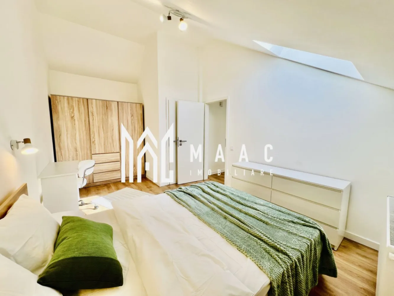 Apartament 2 camere I la cheie I cu logie și loc de parcare inclus - MAAC Imobiliare propune spre vânzare un apartament modern cu 2 camere, predare la Alb, situat într-un ansamblu rezidențial premium, în zona de Vest a orașului Sibiu.

Suprafață utilă: 55,54 mp
Logie: 7,8 mp (cu sticlă securizată și sistem de captare a apelor)
Etaj: 2 din 2
Disponibilitate: Intabulat, disponibil imediat
Predare: La Alb

Compartimentare și dotări:
Living luminos cu zonă de dining
Dormitor generos
Baie
Jaluzele electrice
Încălzire în pardoseală
Orientare sudică, cu lumină naturală și vedere panoramică
Loc de parcare inclus

Finisaje și construcție:
Izolație cu vată bazaltică
Granit pe casa scării
Logie închisă cu sticlă securizată
Avantaje ale ansamblului:
45% din teren destinat spațiilor verzi
Fațade finisate cu larice siberian și piatră naturală
Locuri de joacă amenajate în cadrul complexului
Acces facil spre oraș, fără ambuteiaje
Patru căi de acces

Pentru mai multe detalii, vă rugăm să precizați telefonic că ați văzut anunțul ID: CP2611884