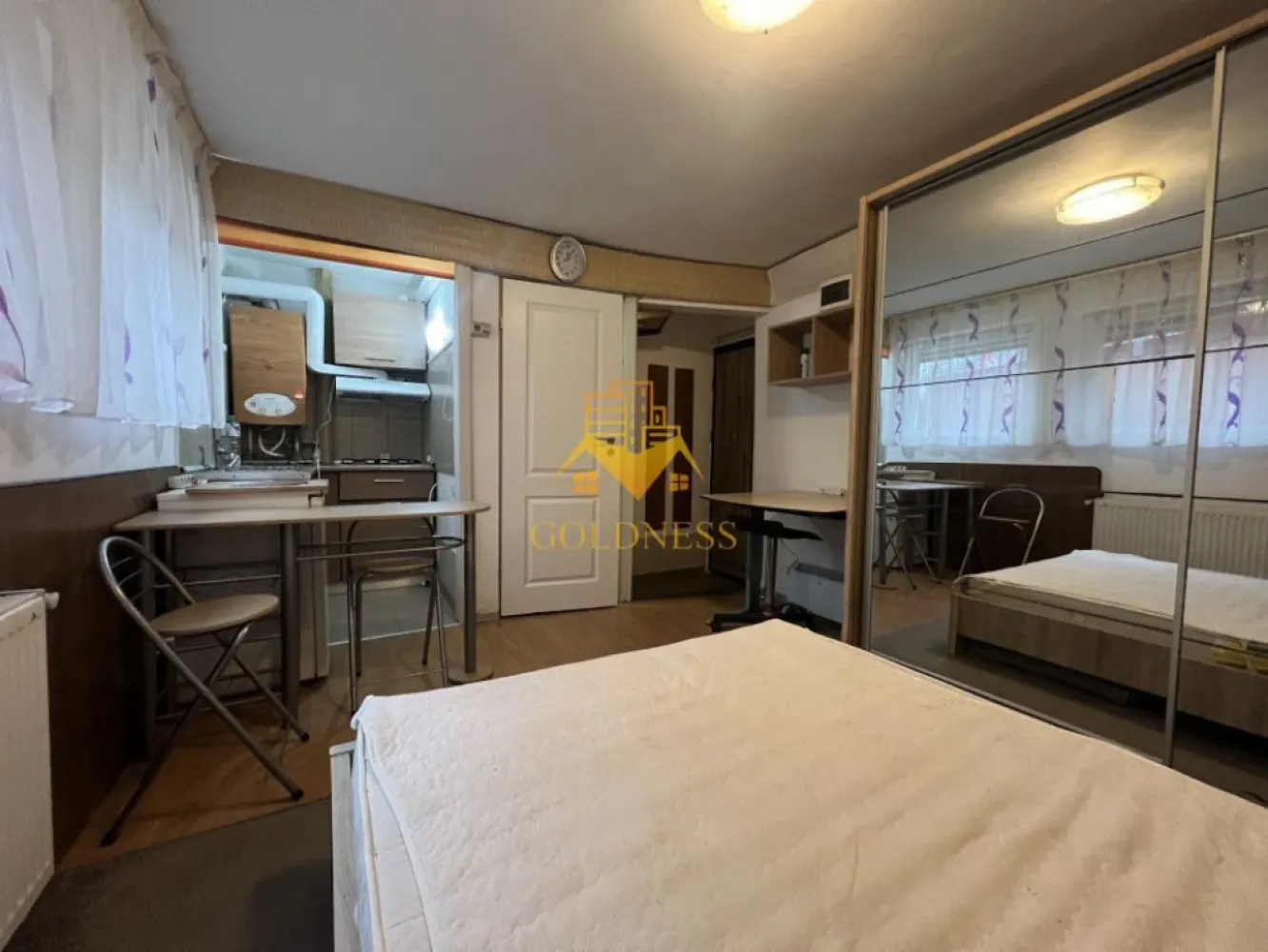 Garsoniera/ STUDIO, mobilata utilata, Pet Friendly, 18 GYM, Buna Ziua - GOLDNESS Imobiliare vă propune spre închiriere o garsoniera/ STUDIO complet mobilata și utilata, la demisolul unui imobil de 2 etaje, în cartierul Buna Ziua, in Zona 18 GYM, Strada Erkel Ferenc.
 Garsoniera este compartimentat astfel:
 - camera cu pat matrimonial, dressing spatios, birou
 - bucataria complet mobilata si utilata
 - baie cu dus, calorifer port prosop inox și dulap pentru depozitare.

Imobilul este dotat cu toate cele necesare- centrală proprie, mașină de spălat haine, frigider, aragaz, hotă, cuier, etc. 
Se află în apropierea stațiilor de transport în comun, magazine, restaurante, spații verzi, farmacii, etc. 

Dacă sunteți interesați de aceasta garsoniera și doriți să o vizionați, dar și pentru alte oferte sau detalii nu ezitați să ne contactați telefonic sau prin e-mail - goldnessimobiliare@gmail.com. Vă stăm la dispoziție!
Pentru intermediere se percepe un comision de 50% din prețul chiriei!