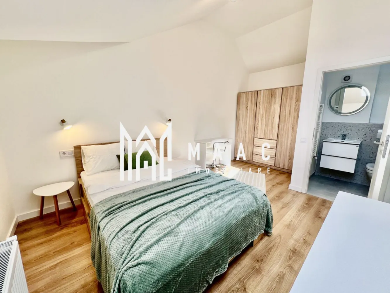 Apartament 2 camere I la cheie I cu logie și loc de parcare inclus - MAAC Imobiliare propune spre vânzare un apartament modern cu 2 camere, predare la Alb, situat într-un ansamblu rezidențial premium, în zona de Vest a orașului Sibiu.

Suprafață utilă: 55,54 mp
Logie: 7,8 mp (cu sticlă securizată și sistem de captare a apelor)
Etaj: 2 din 2
Disponibilitate: Intabulat, disponibil imediat
Predare: La Alb

Compartimentare și dotări:
Living luminos cu zonă de dining
Dormitor generos
Baie
Jaluzele electrice
Încălzire în pardoseală
Orientare sudică, cu lumină naturală și vedere panoramică
Loc de parcare inclus

Finisaje și construcție:
Izolație cu vată bazaltică
Granit pe casa scării
Logie închisă cu sticlă securizată
Avantaje ale ansamblului:
45% din teren destinat spațiilor verzi
Fațade finisate cu larice siberian și piatră naturală
Locuri de joacă amenajate în cadrul complexului
Acces facil spre oraș, fără ambuteiaje
Patru căi de acces

Pentru mai multe detalii, vă rugăm să precizați telefonic că ați văzut anunțul ID: CP2611884
