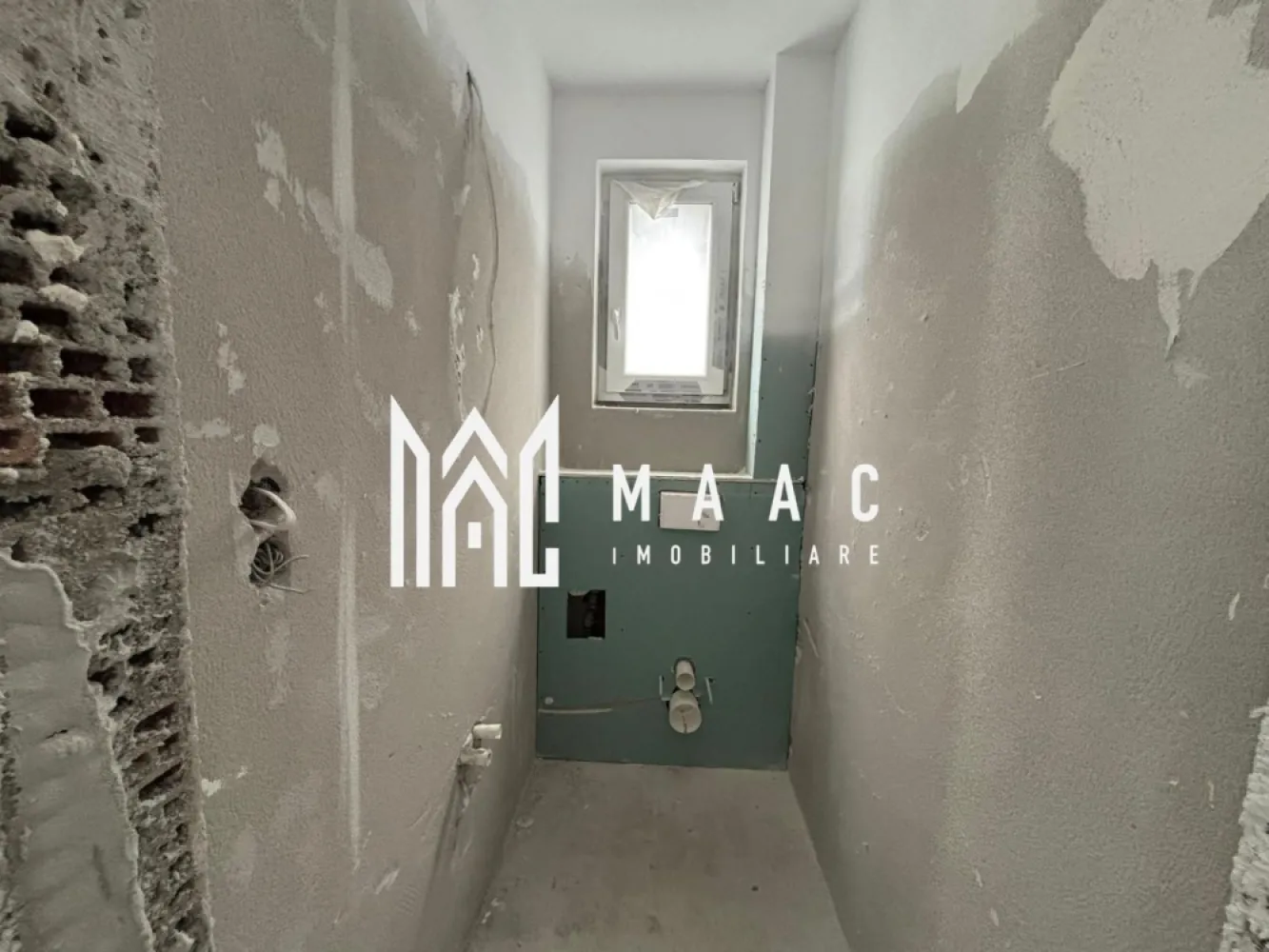 Casa Quadruplex | 3 Camere | 82MPU | Curte 170MP | Balcon - MAAC Imobiliare vă propune spre vânzare o casa de tip quadruplex aflata in Cartierul Arhitectiilor .

Locuinta are o suprafata utila de 82 mp si este compartimentata astfel:
Lliving cu bucatarie,
2 dormitoare,
Baie cu geam de aerisire.
Incalzire in pardoseala.
Beneficiaza de o curte libera de 170 mp.
2 locuri de parcare.
Casa se vinde la alb cu posibilitate de colaborare cu o echipa specializata in finisare.

In apropiere, ca si puncte de interes: Magazine ( Profi, Lidl, Kaufland), statii pentru transportul in comun, parc amenajat pentru copii de toate varstele.

Pentru mai multe detalii precizati telefonic ca ati vazut anuntul cu ID: CP2778770